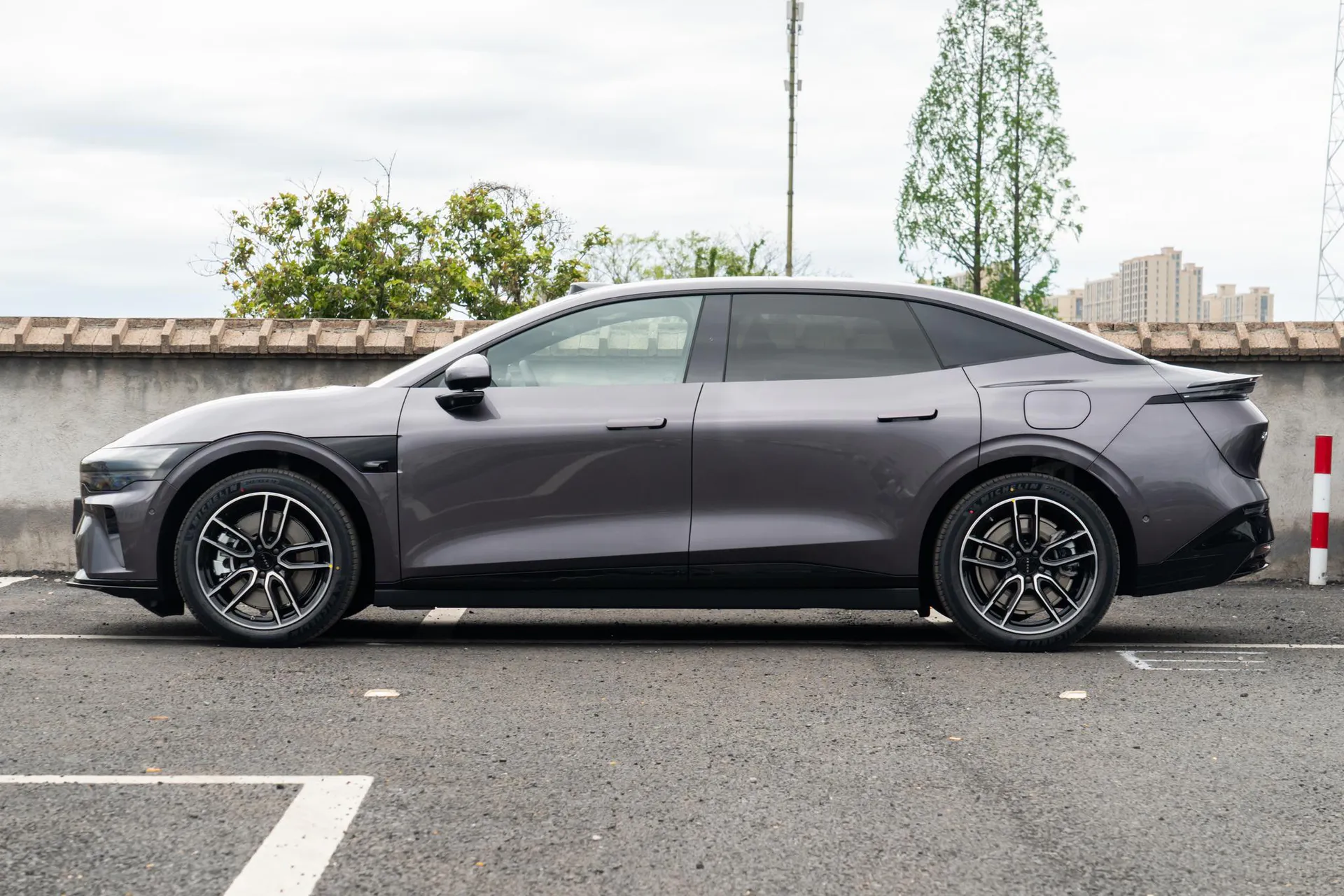  007 RWD Max 75kWh