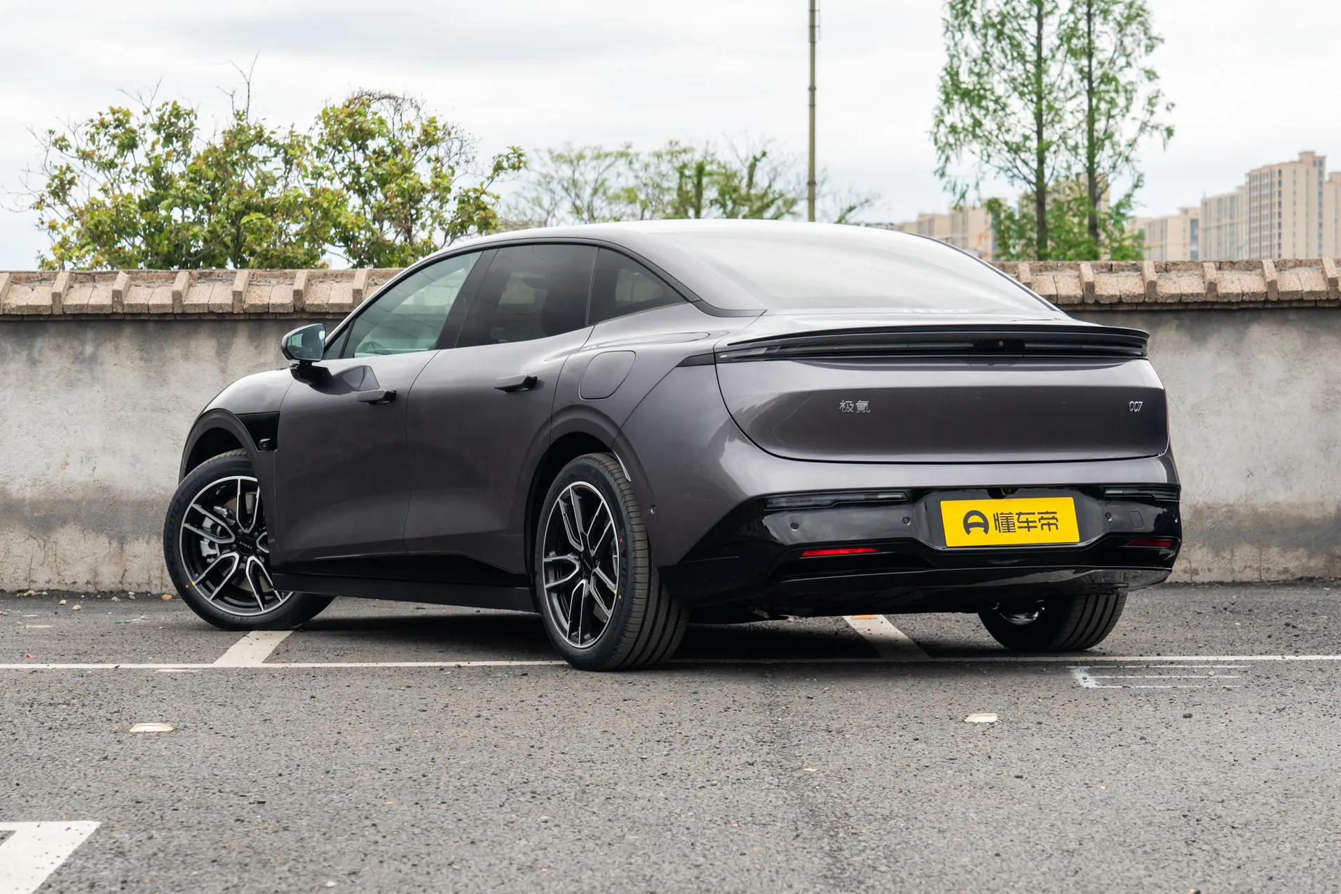 007 RWD Max 75kWh