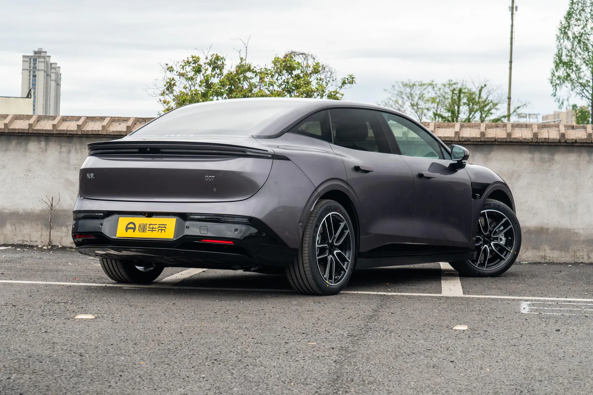  007 RWD Max 75kWh