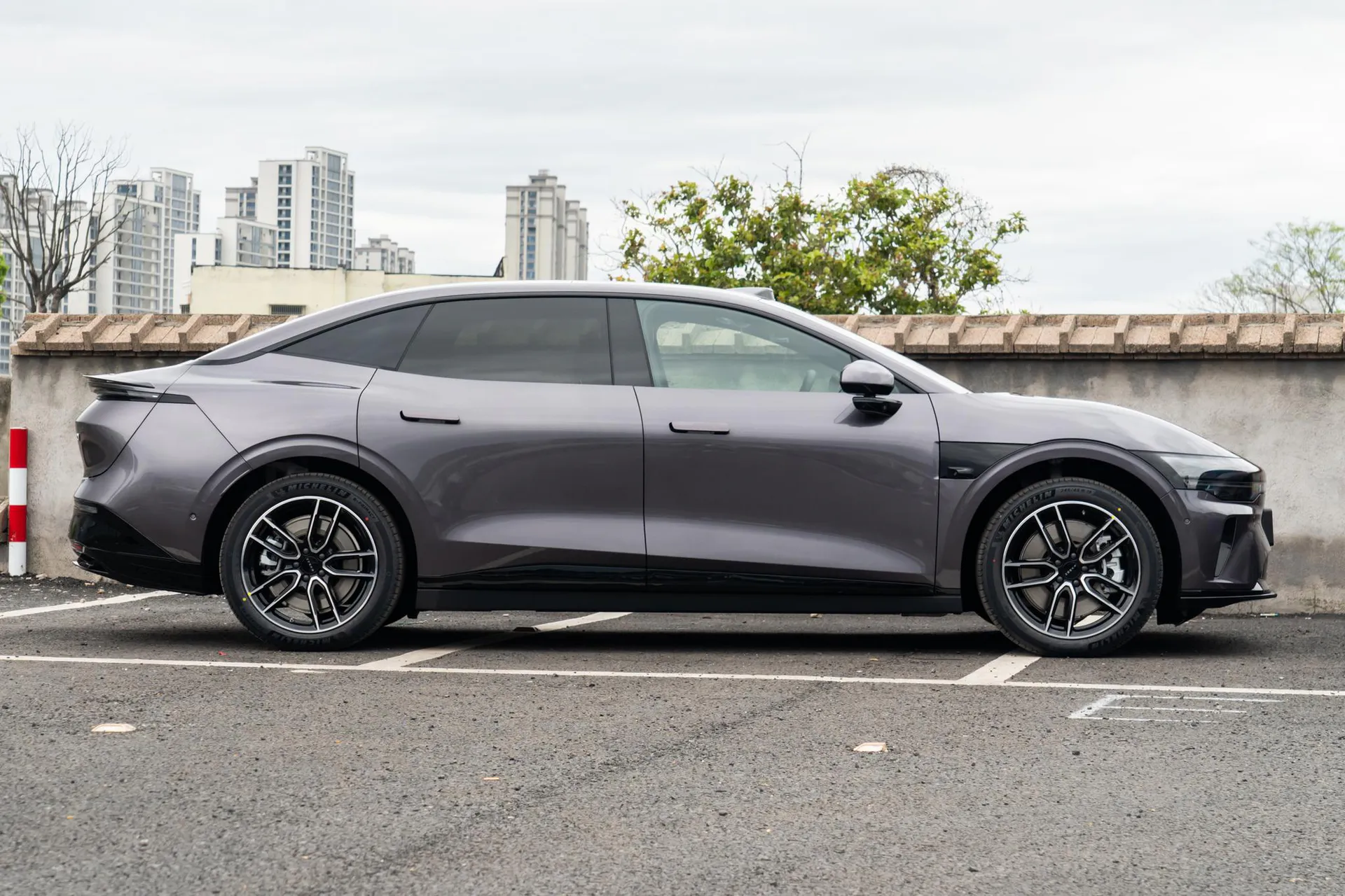  007 RWD Max 75kWh