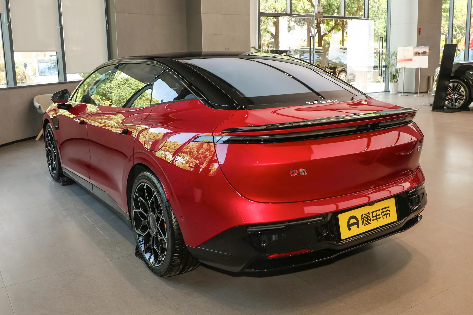  007 RWD Max 75kWh