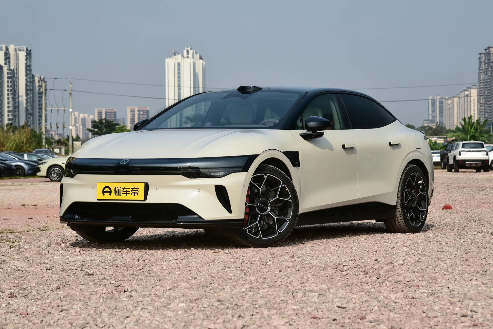  007 RWD Max 75kWh