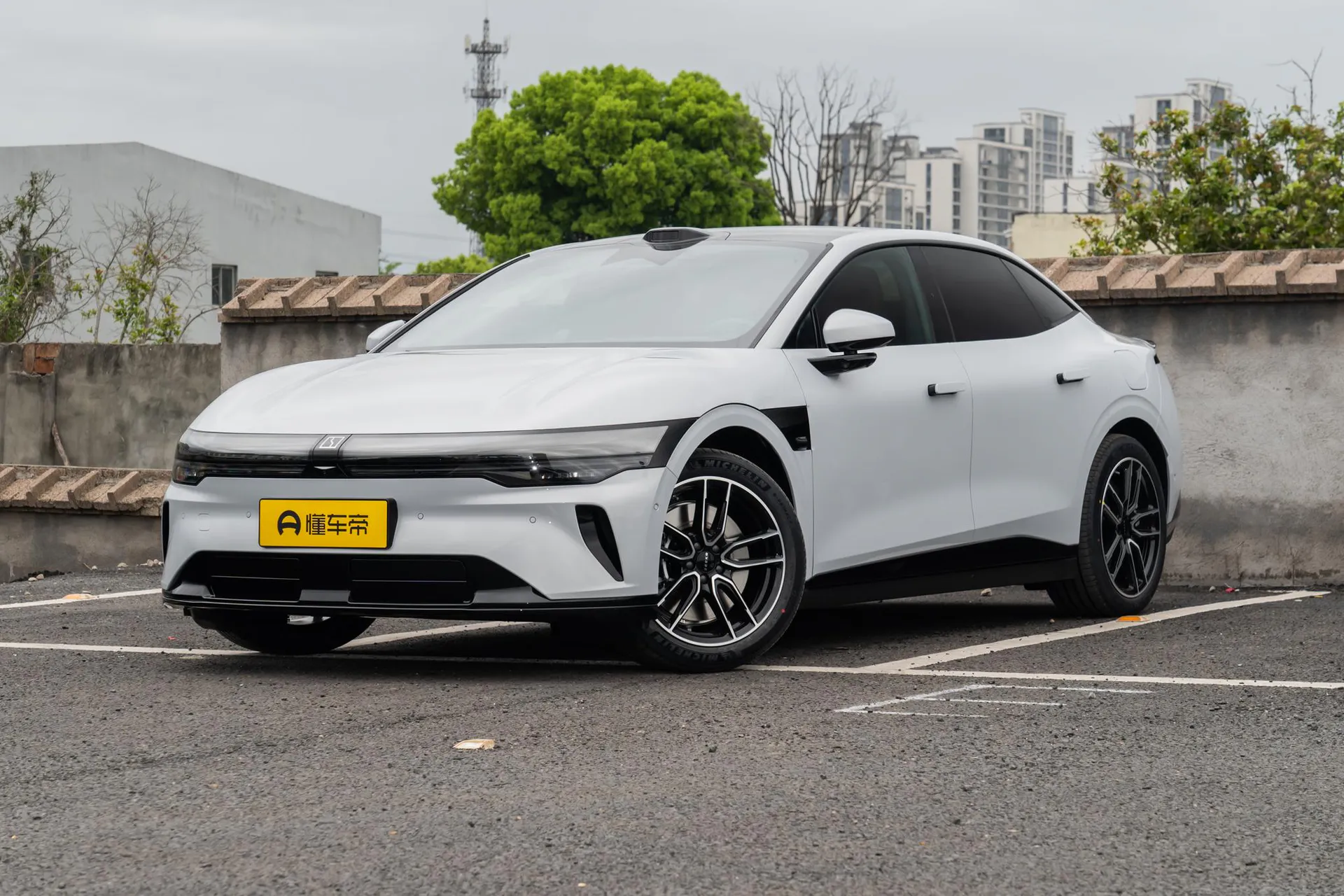  007 RWD Max 75kWh