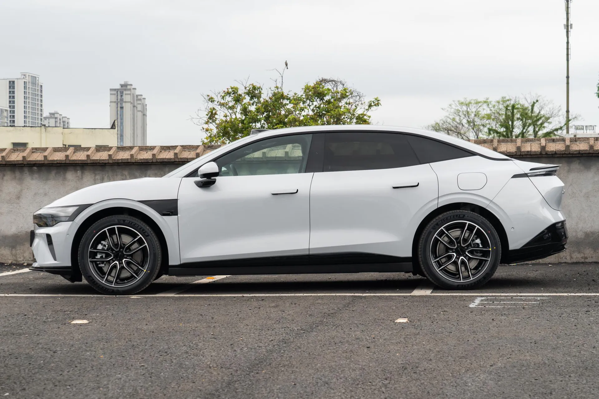  007 RWD Max 75kWh