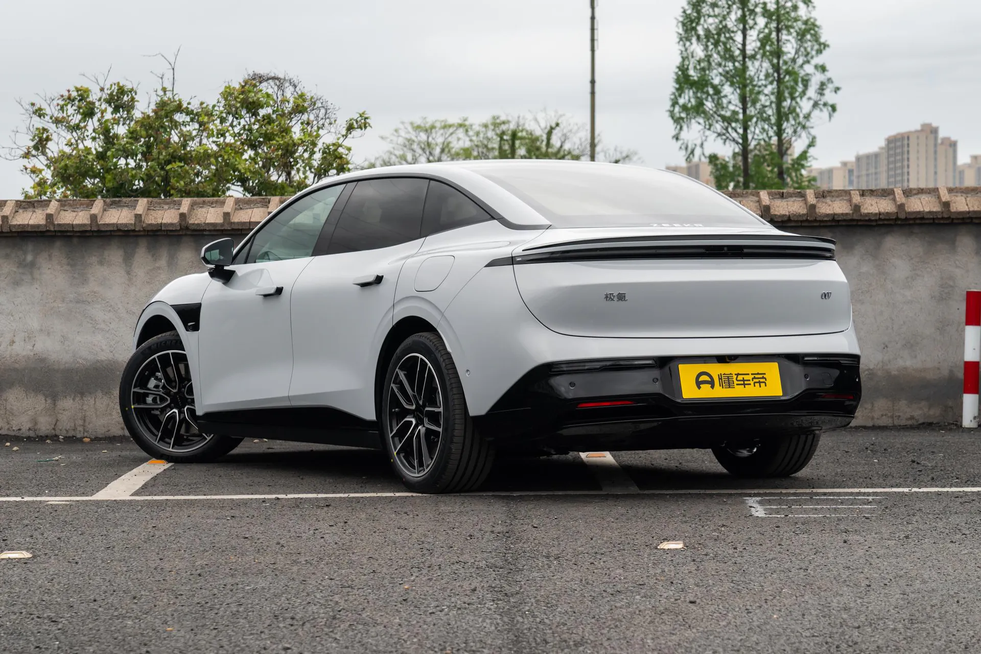  007 RWD Max 75kWh
