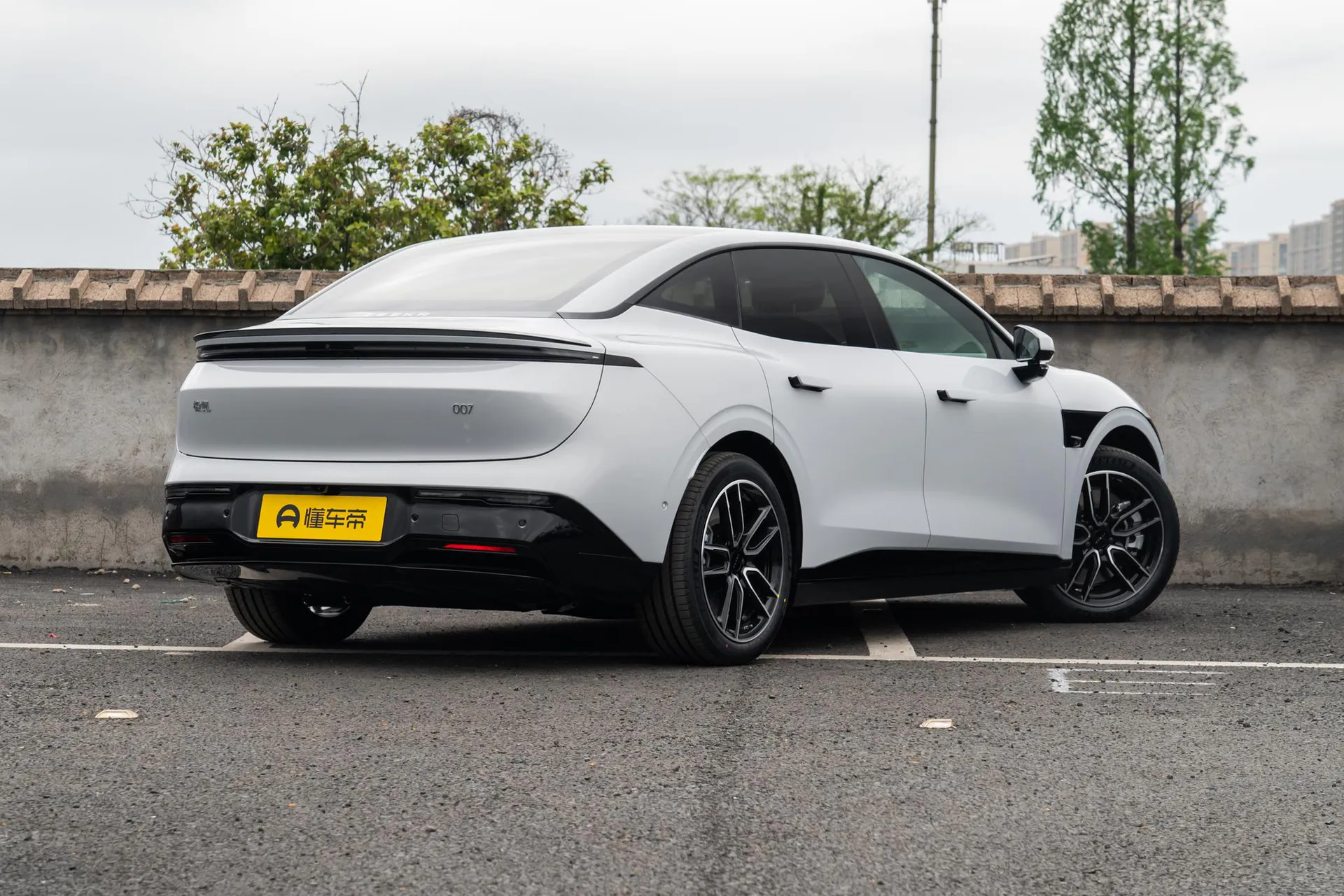  007 RWD Max 75kWh