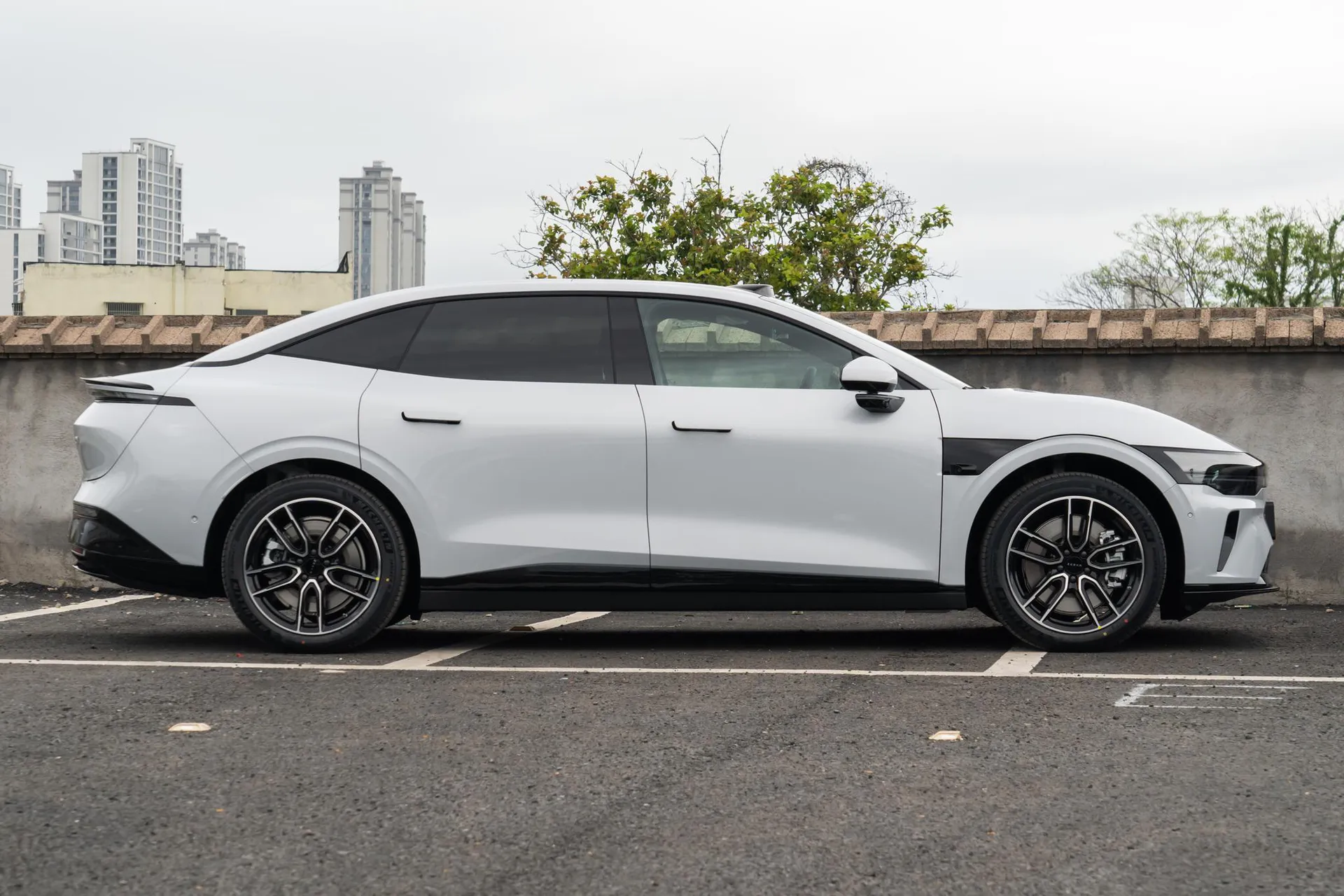  007 RWD Max 75kWh