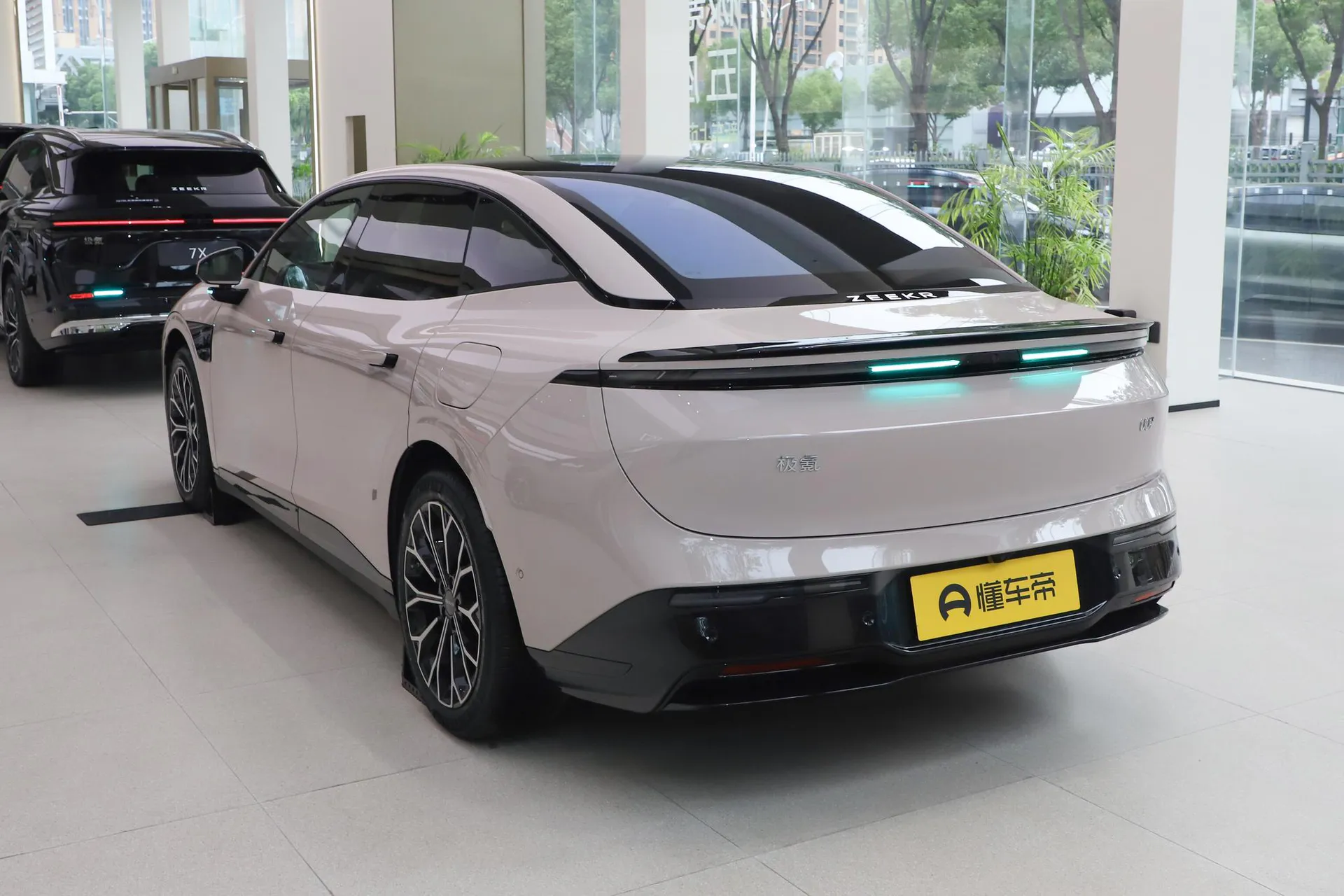  007 RWD Max 75kWh