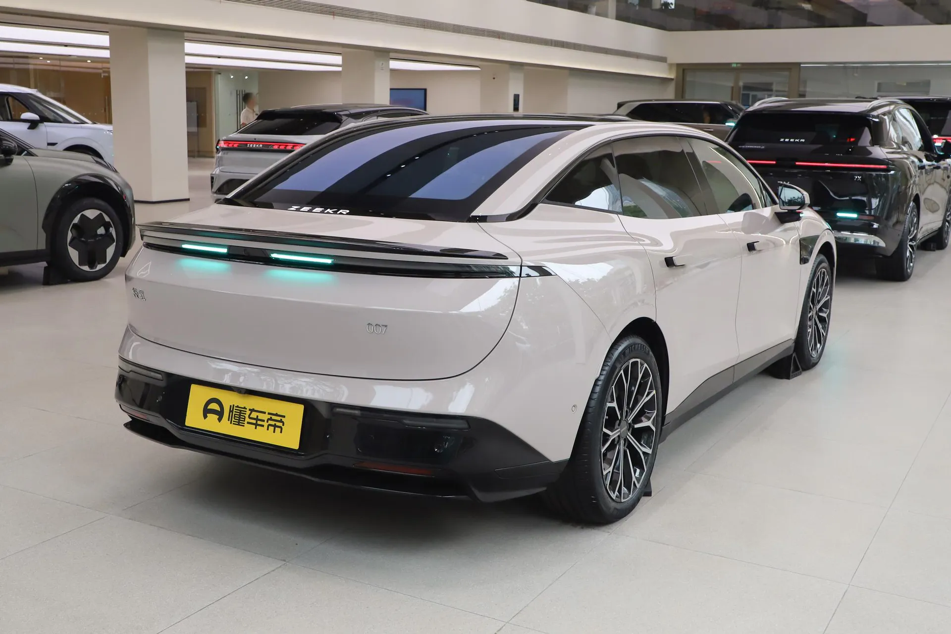  007 RWD Max 75kWh