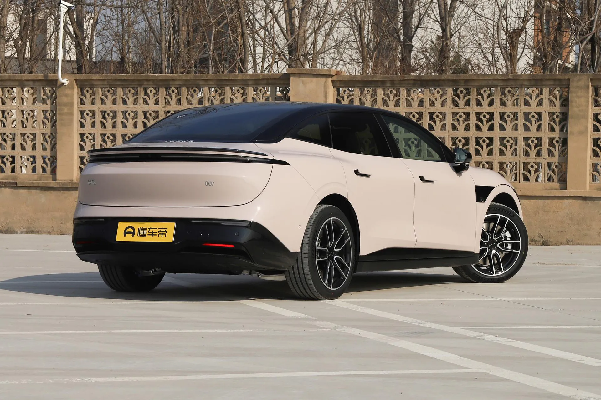  007 RWD Max 75kWh