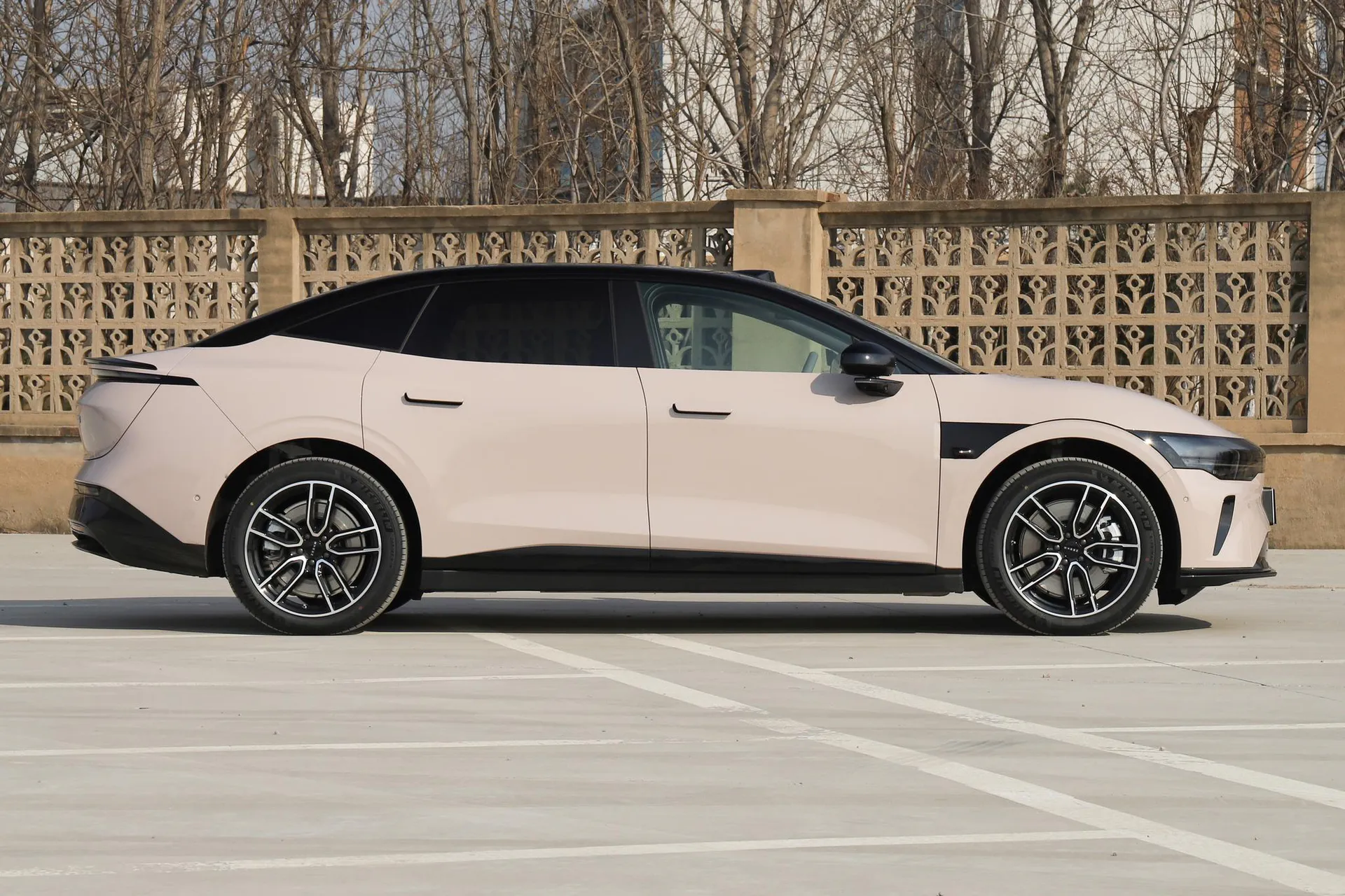  007 RWD Max 75kWh