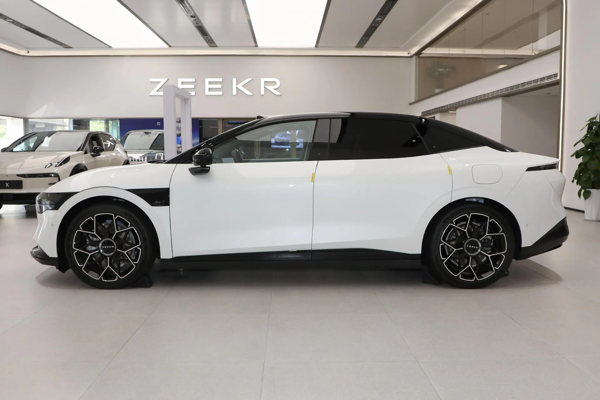  007 RWD Smart Driving 75kWh
