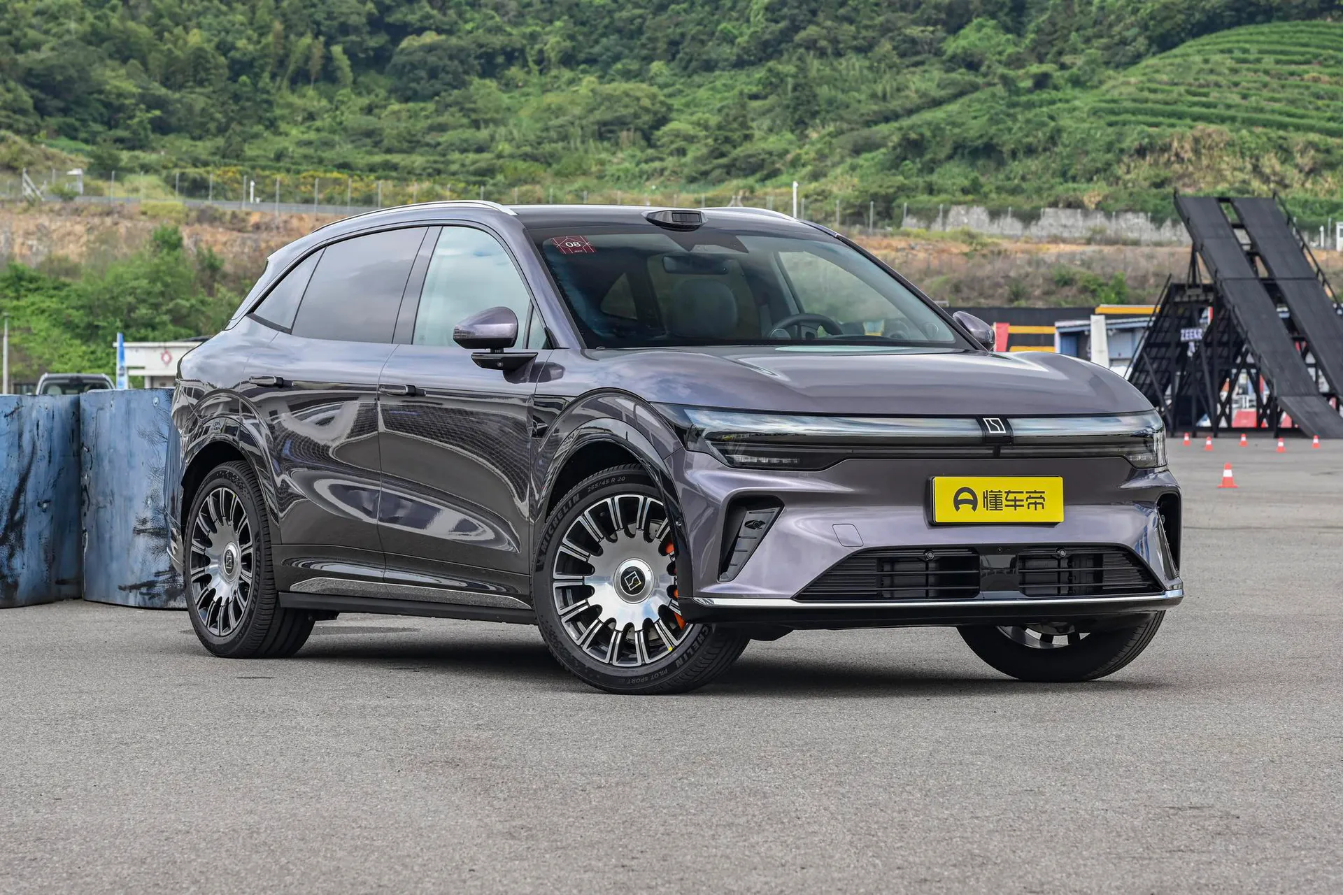  7X 103kWh RWD Max