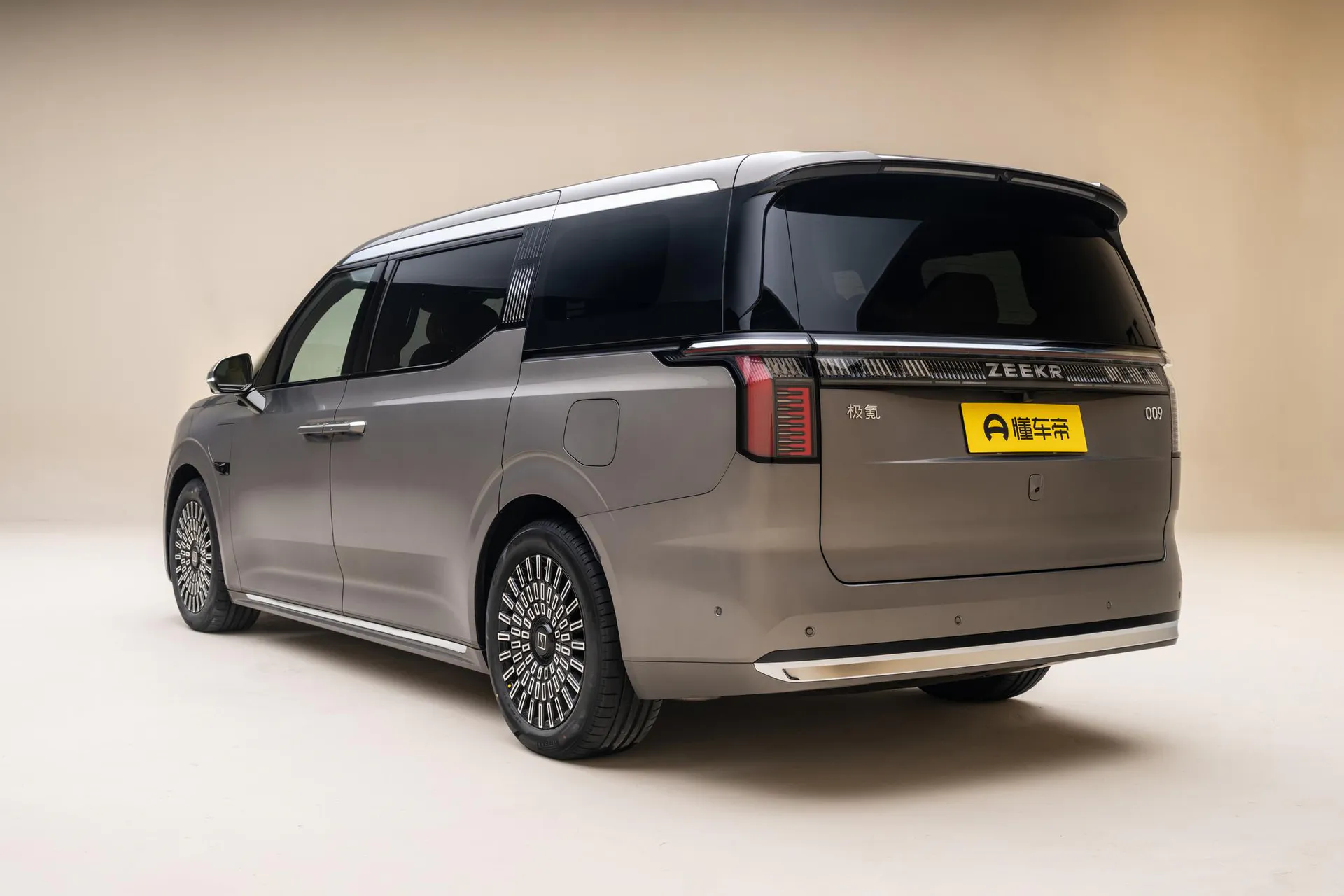  009 7-Seater Ultra+ Qijia AWD