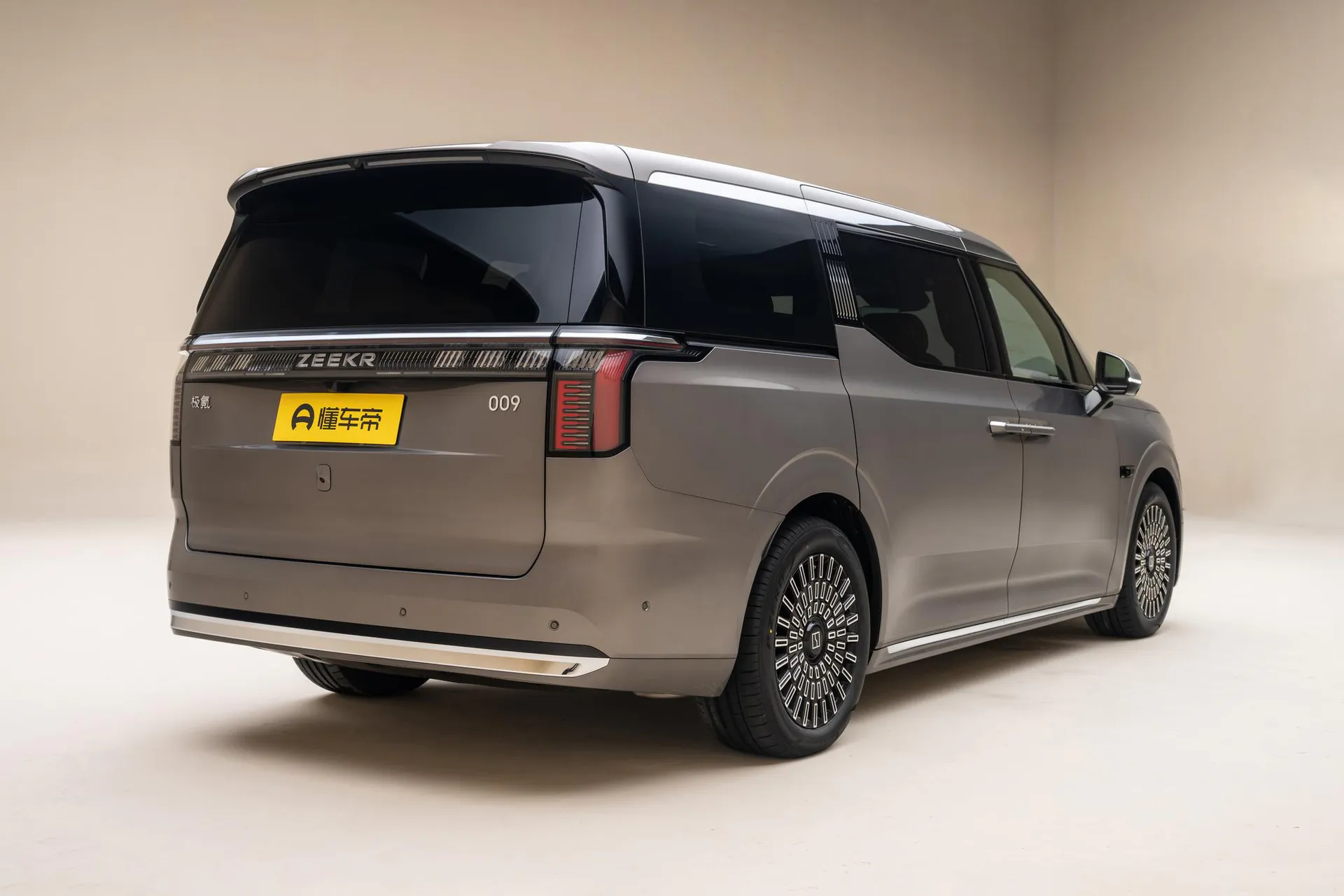  009 7-Seater Ultra+ Qijia AWD