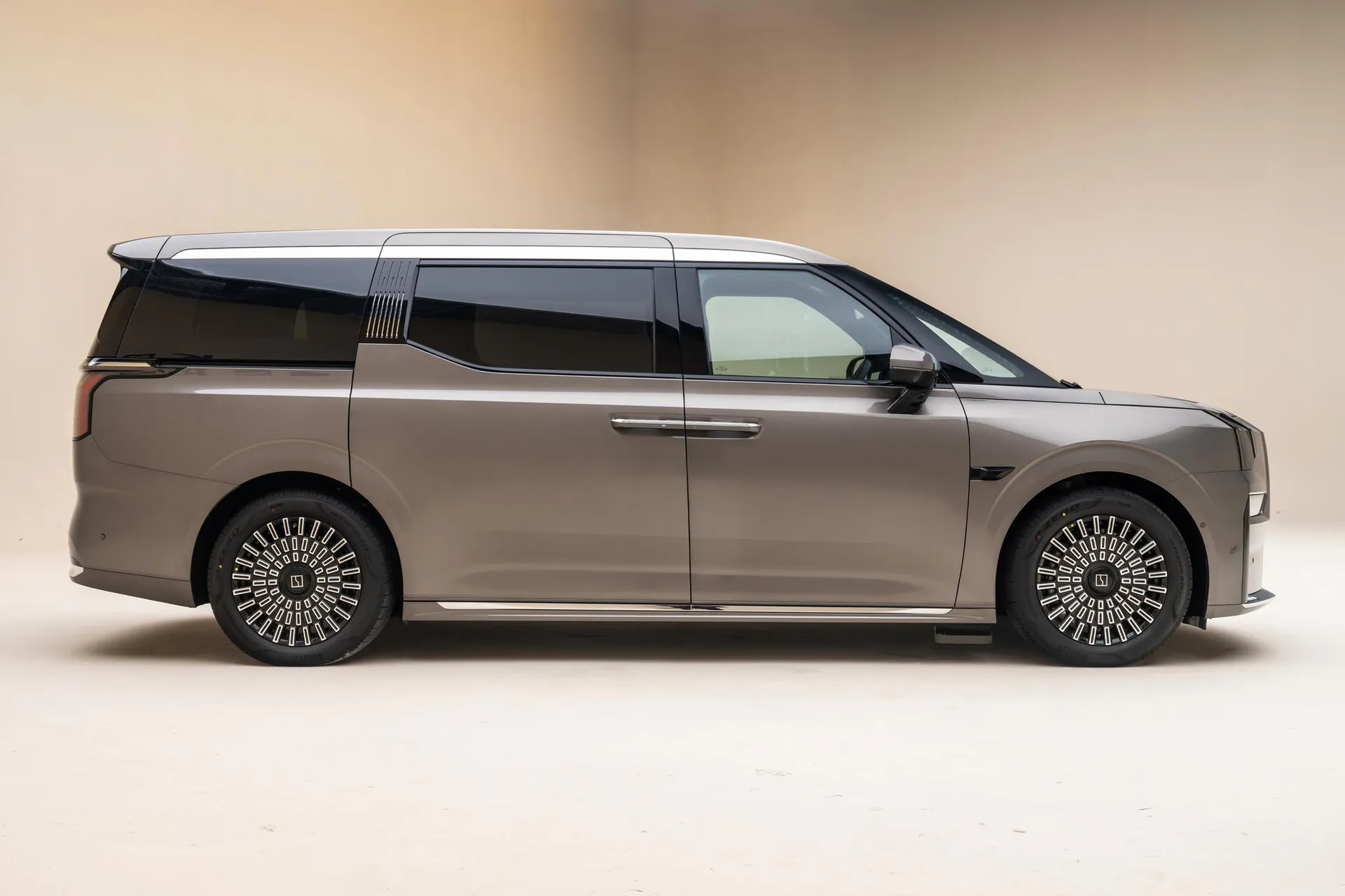  009 7-Seater Ultra+ Qijia AWD