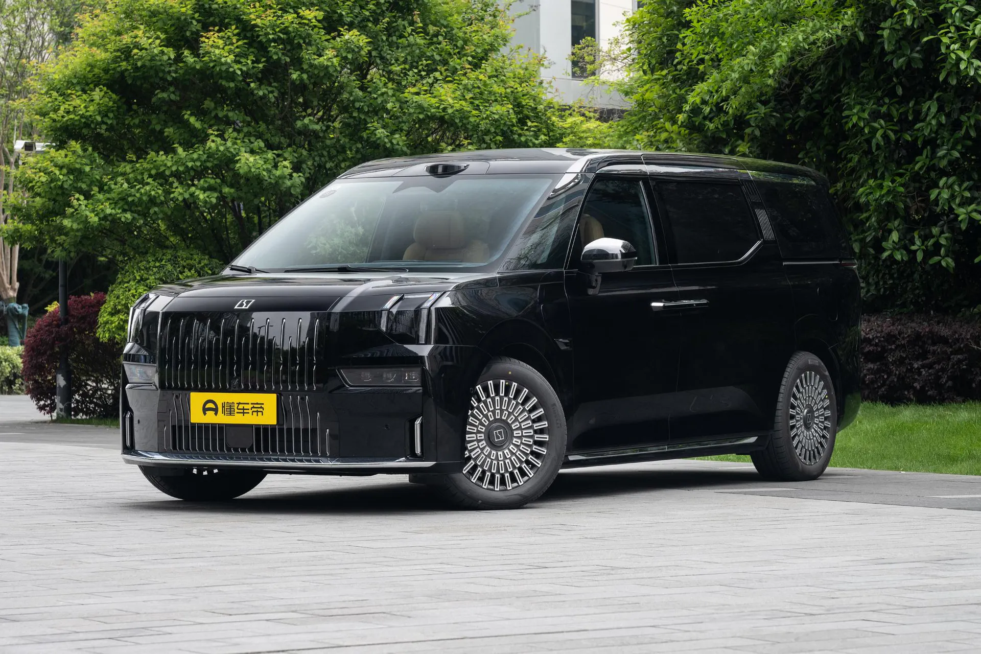  009 6-Seater Ultra+ Executive AWD