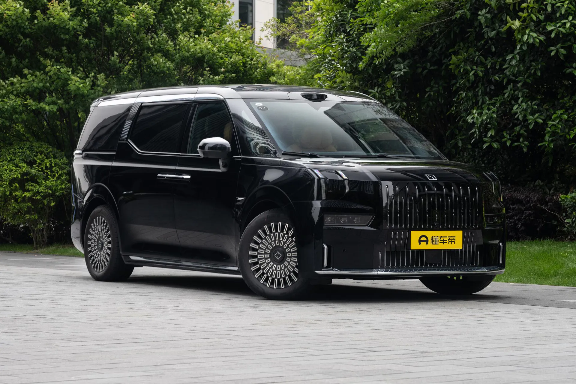  009 6-Seater Ultra+ Executive AWD