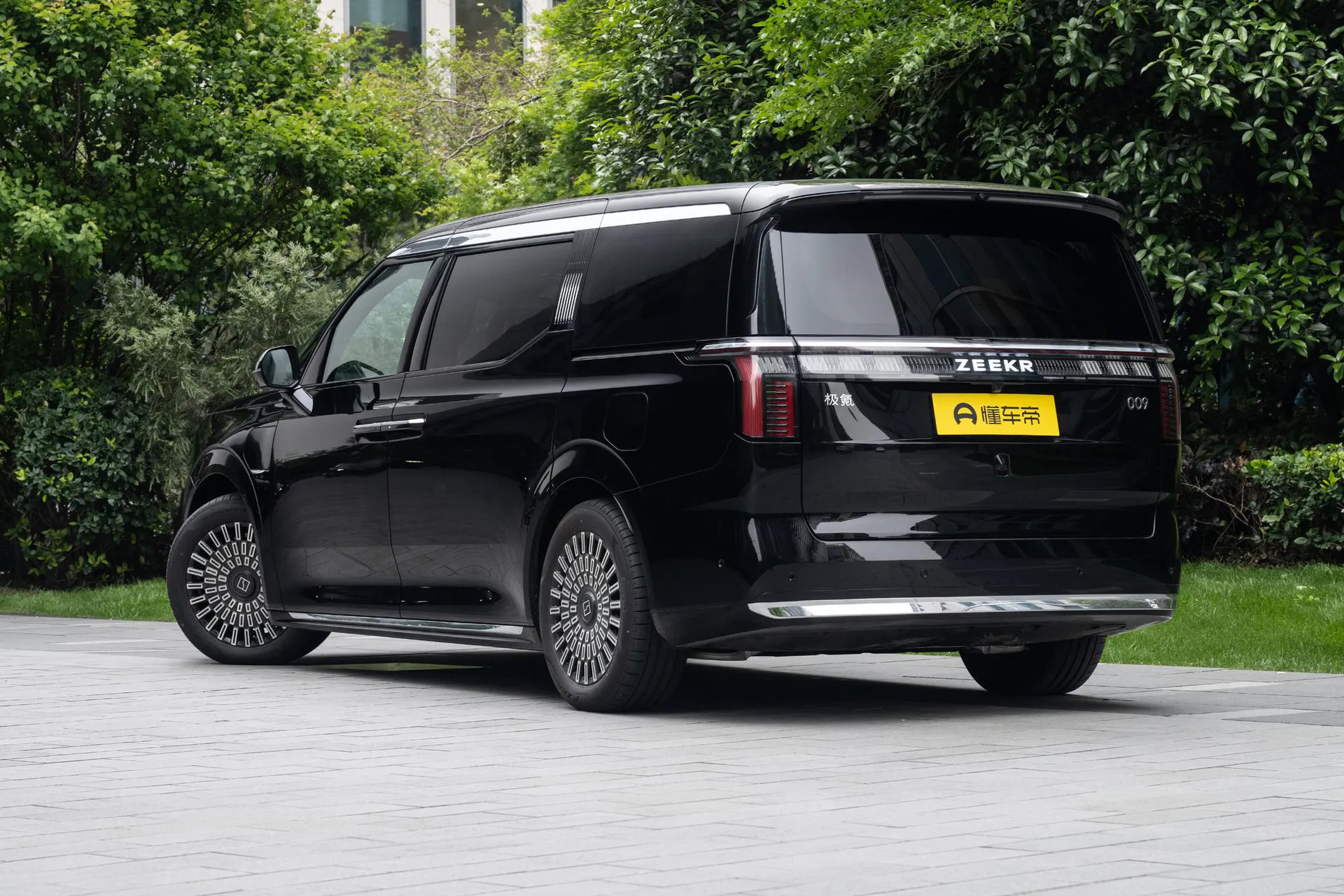  009 6-Seater Ultra+ Executive AWD