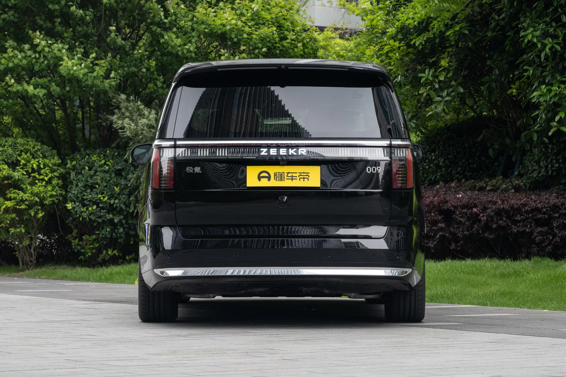  009 6-Seater Ultra+ Executive AWD