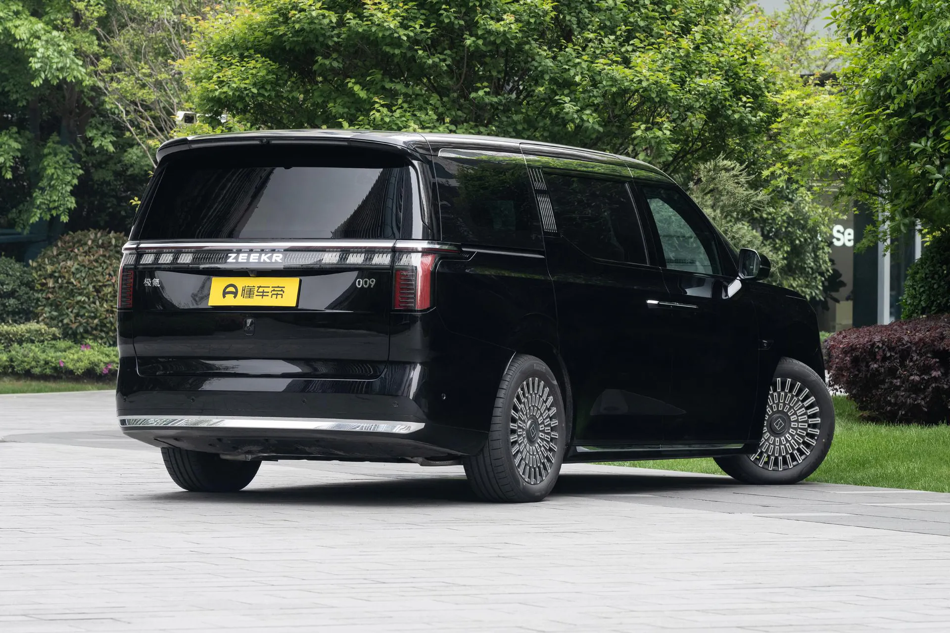  009 6-Seater Ultra+ Executive AWD
