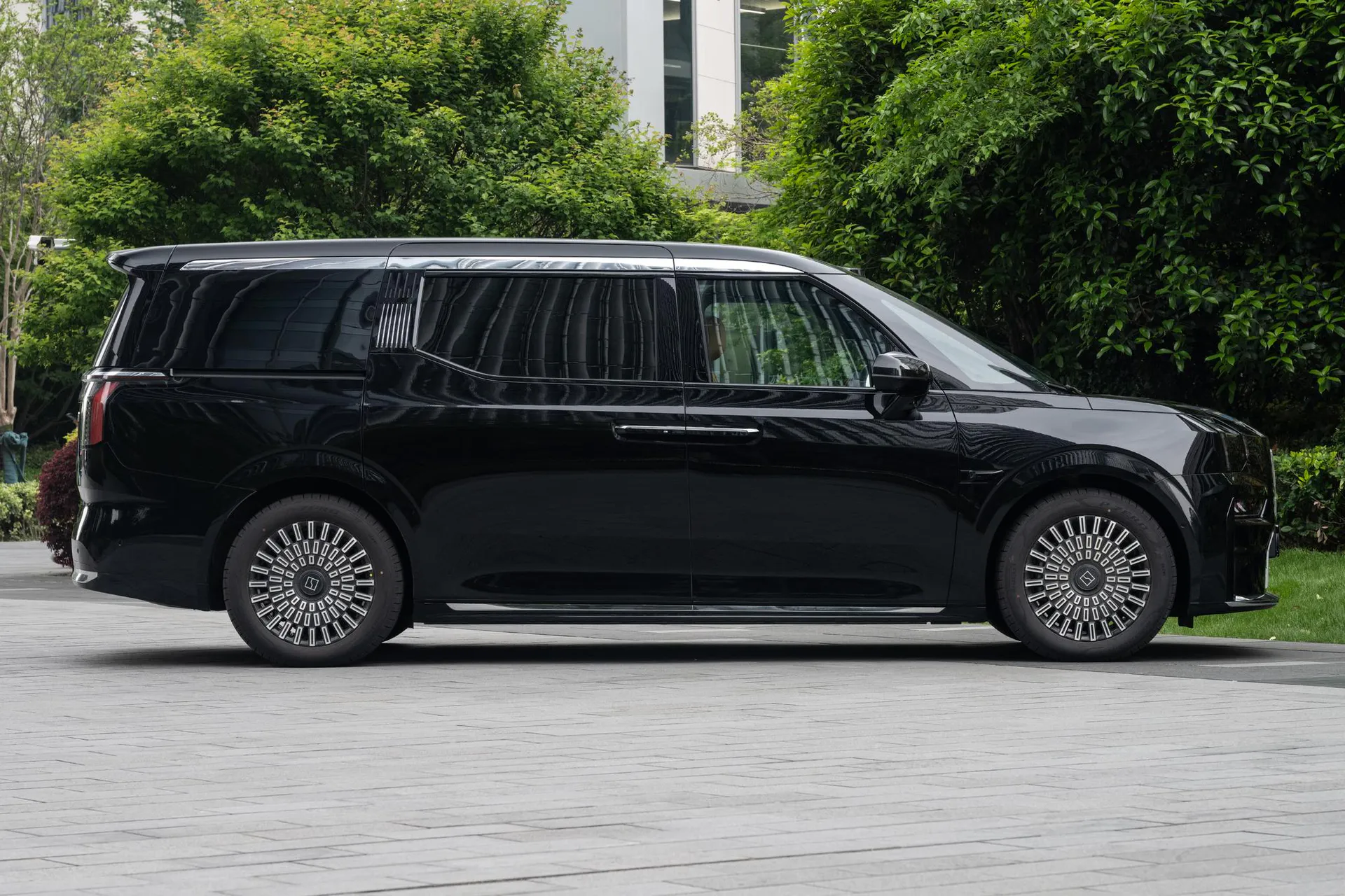  009 6-Seater Ultra+ Executive AWD