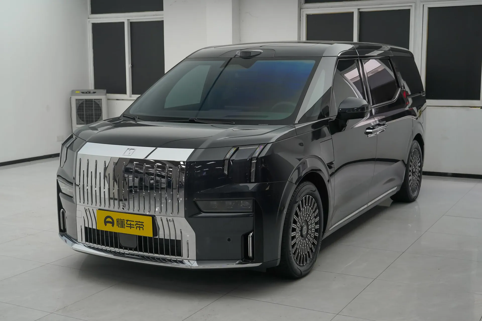  009 6-Seater Ultra+ Executive AWD