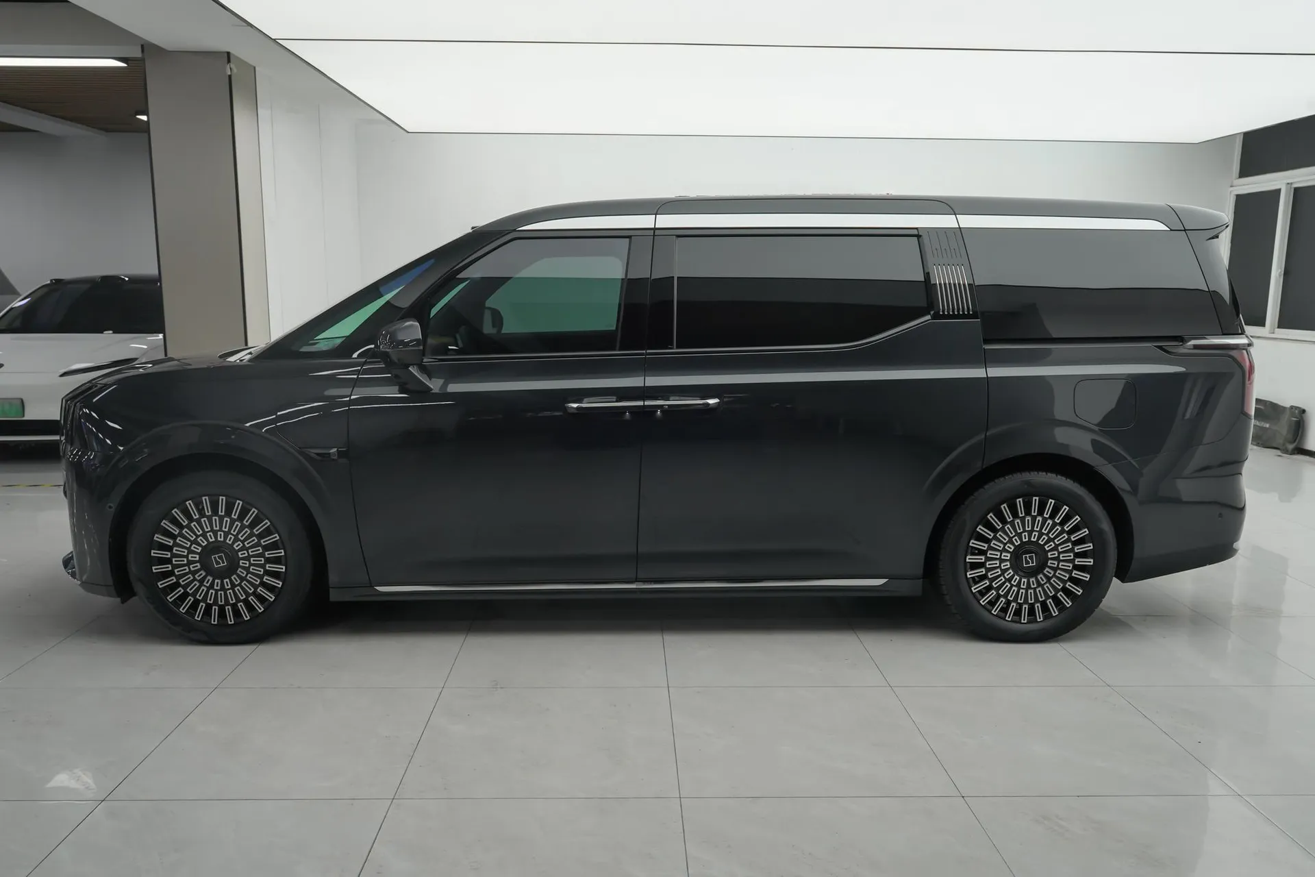  009 6-Seater Ultra+ Executive AWD