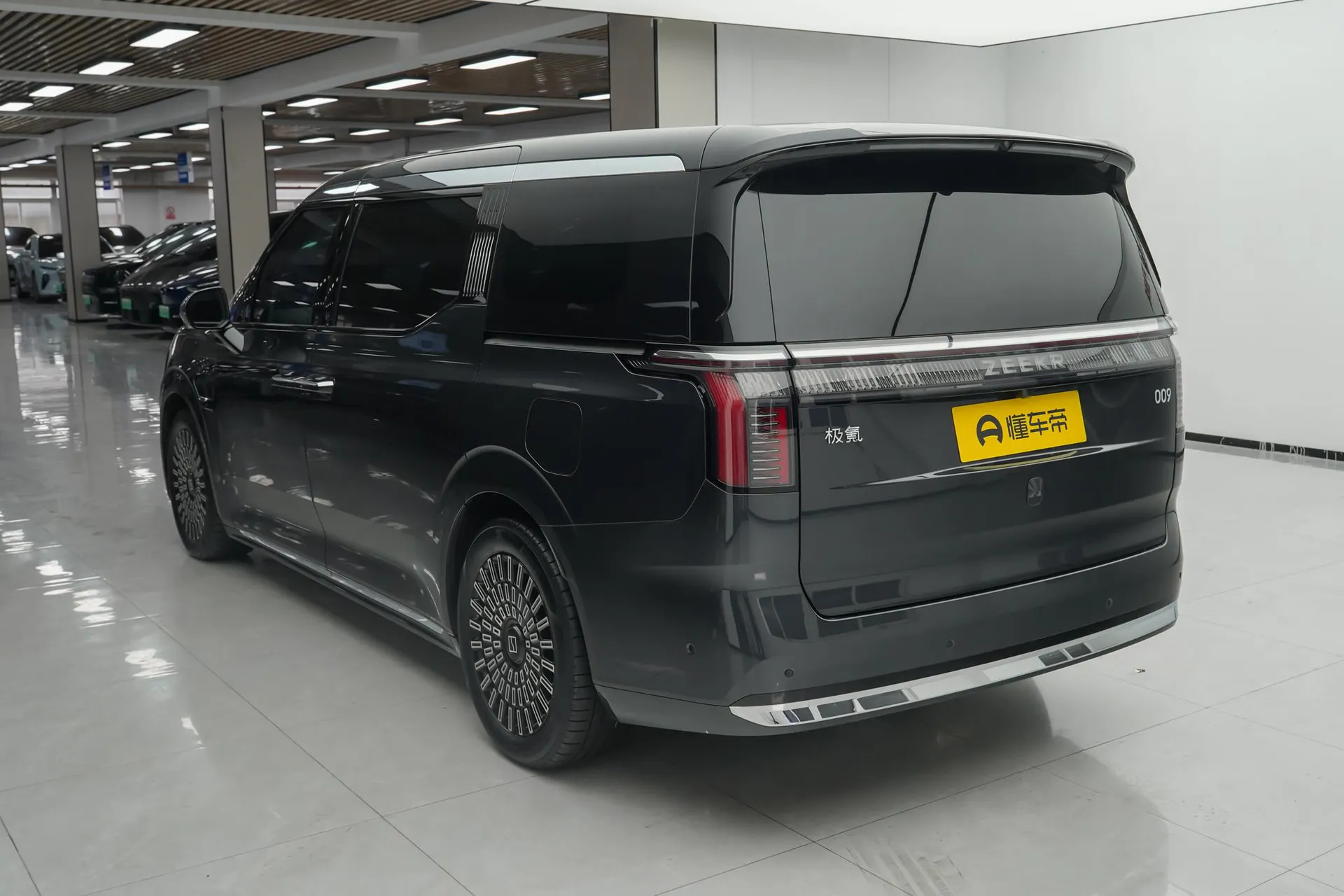 009 6-Seater Ultra+ Executive AWD