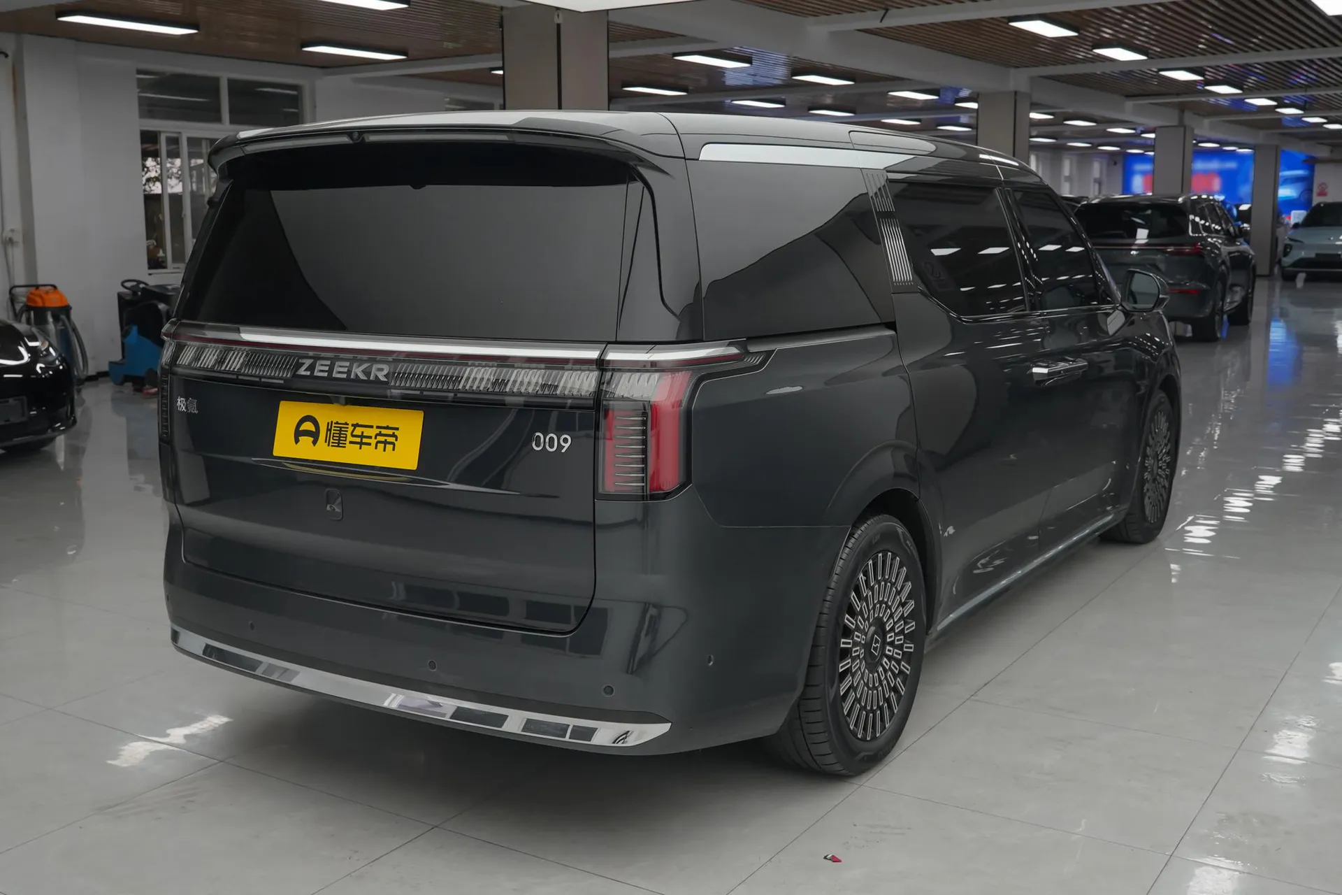  009 6-Seater Ultra+ Executive AWD