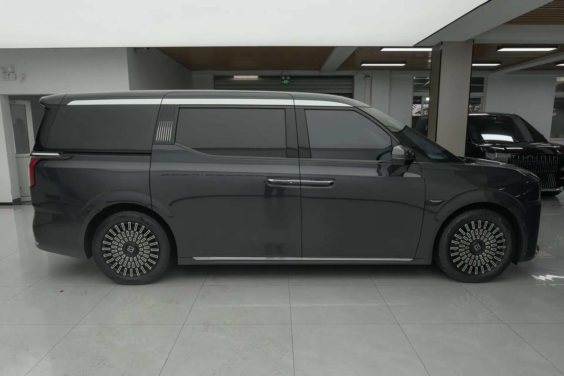  009 6-Seater Ultra+ Executive AWD