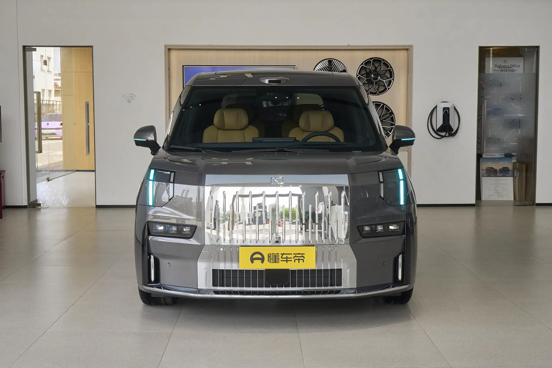  009 6-Seater Ultra+ Executive AWD