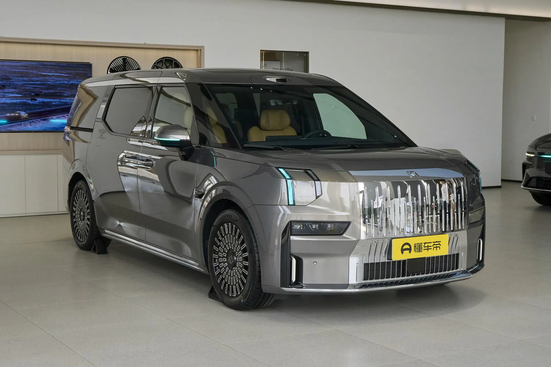  009 6-Seater Ultra+ Executive AWD