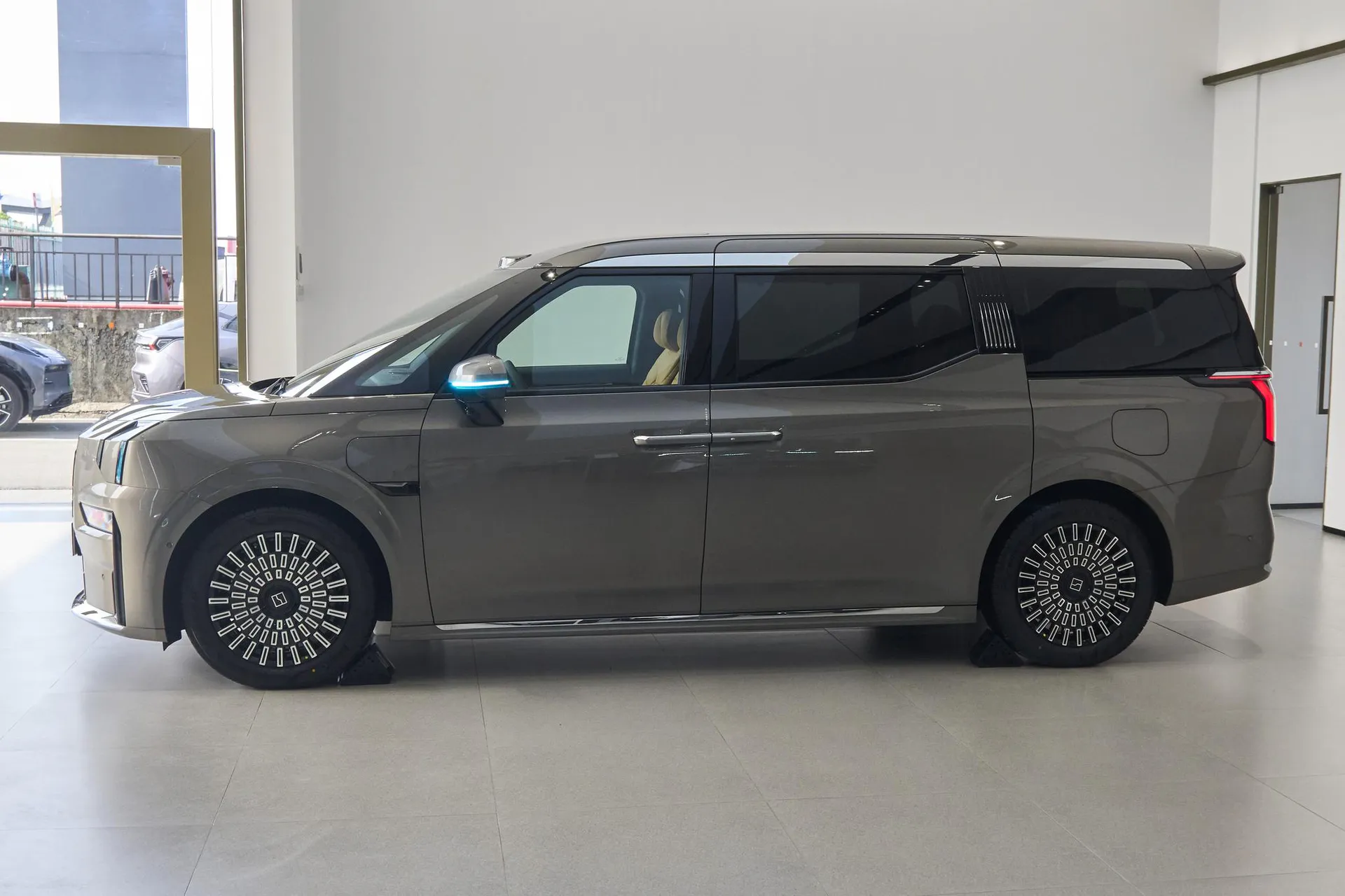  009 6-Seater Ultra+ Executive AWD