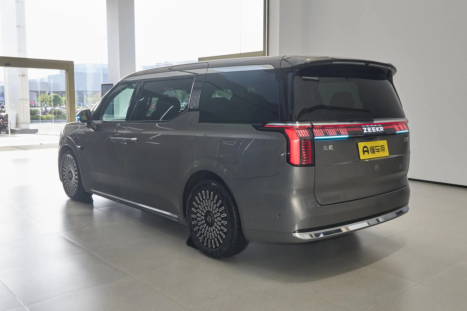  009 6-Seater Ultra+ Executive AWD
