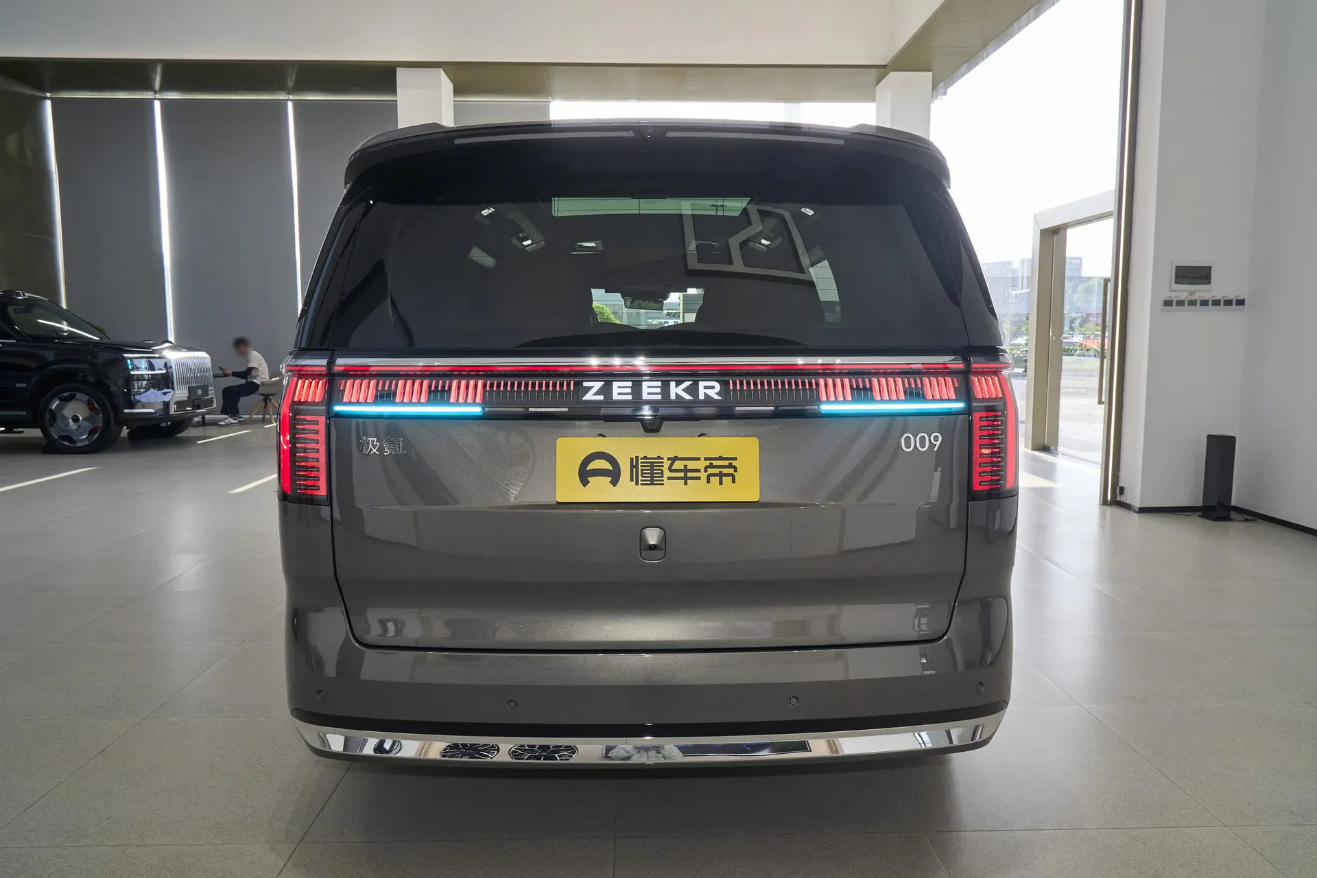  009 6-Seater Ultra+ Executive AWD