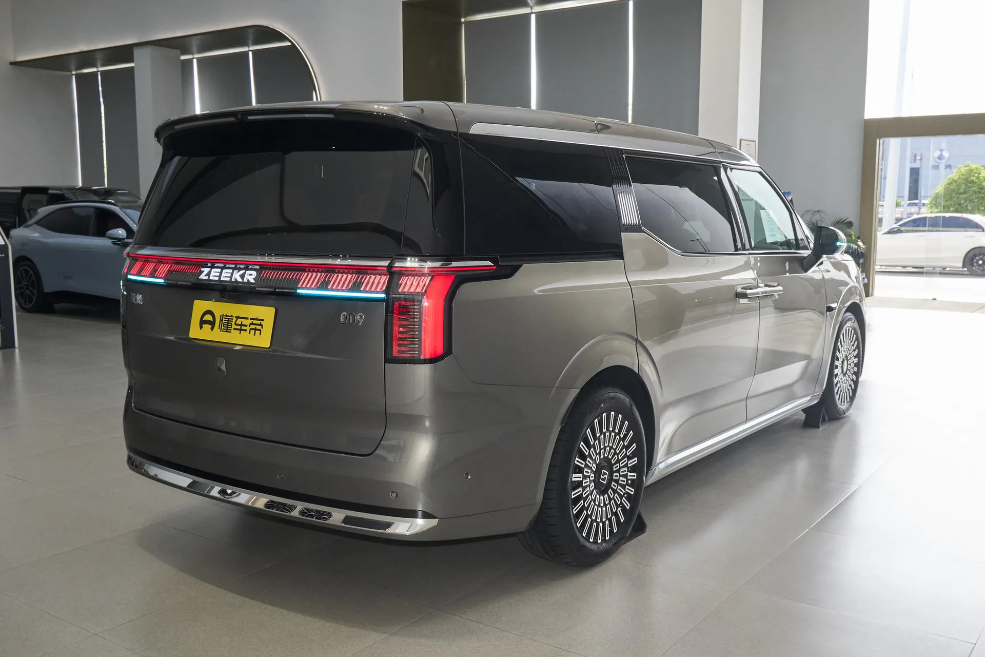  009 6-Seater Ultra+ Executive AWD