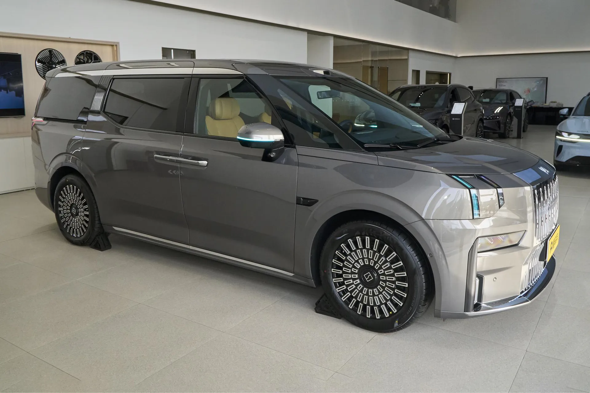  009 6-Seater Ultra+ Executive AWD
