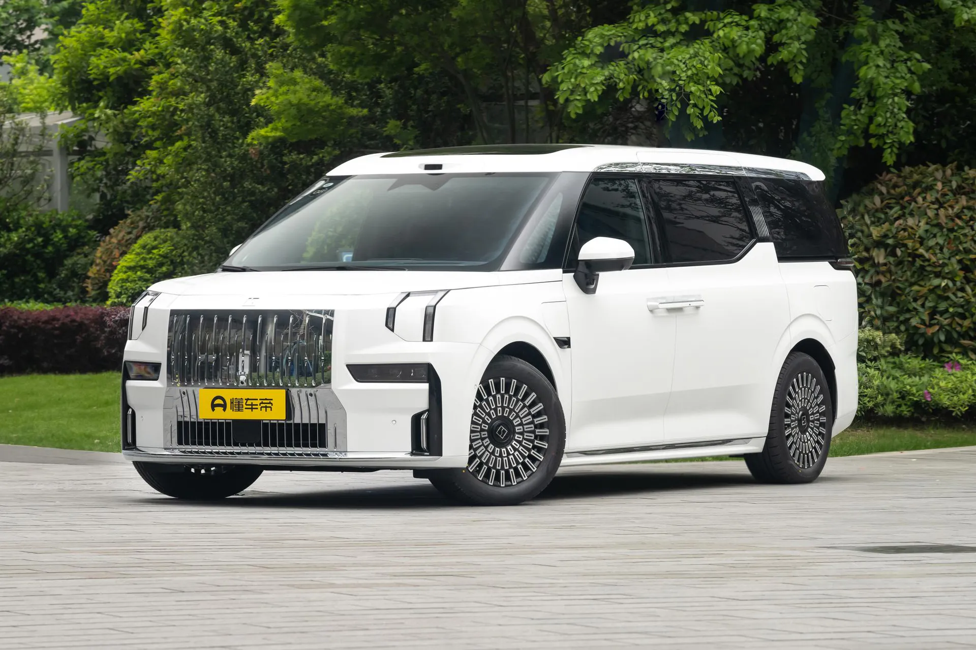  009 6-Seater Ultra+ Executive AWD
