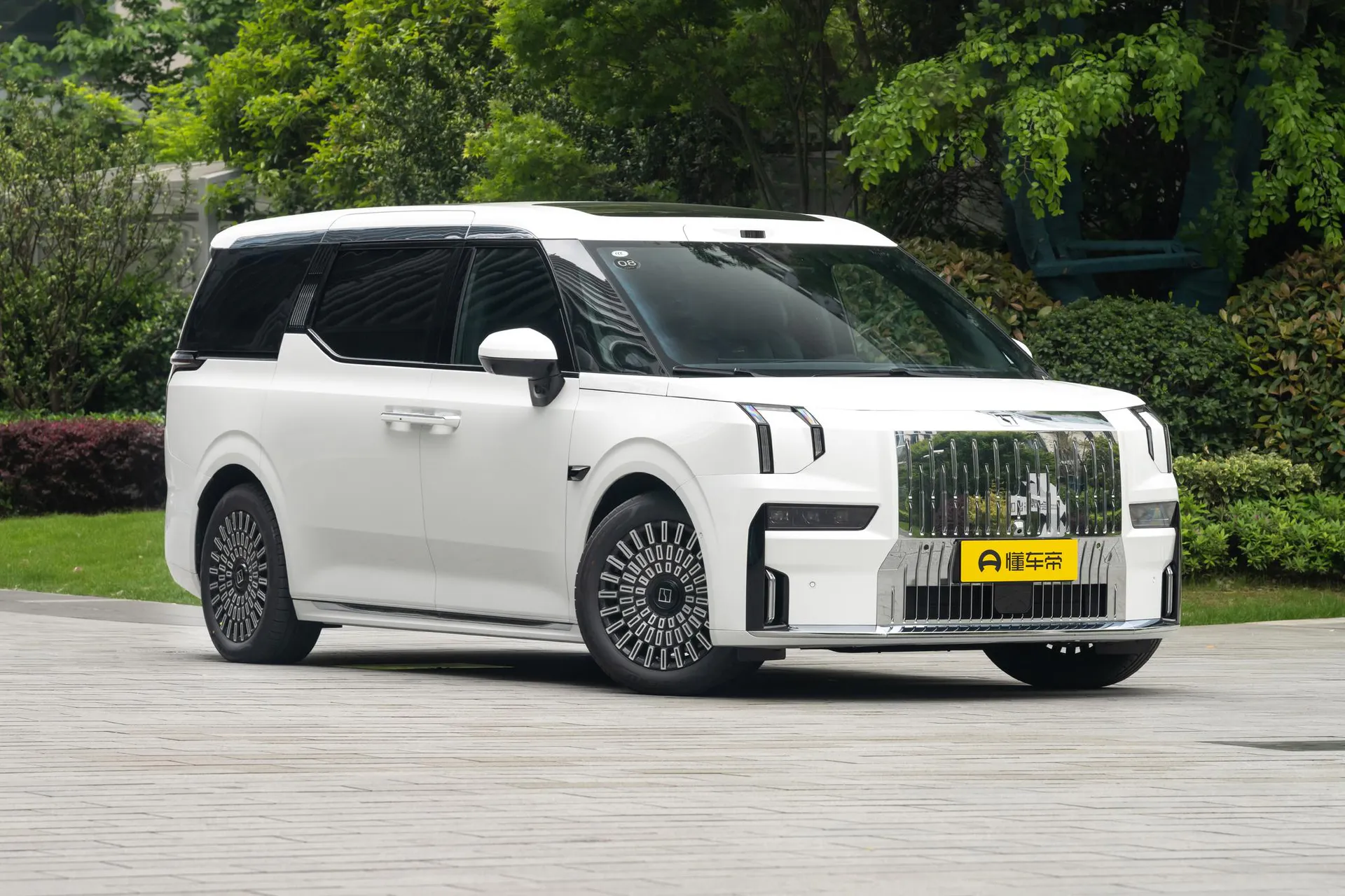  009 6-Seater Ultra+ Executive AWD