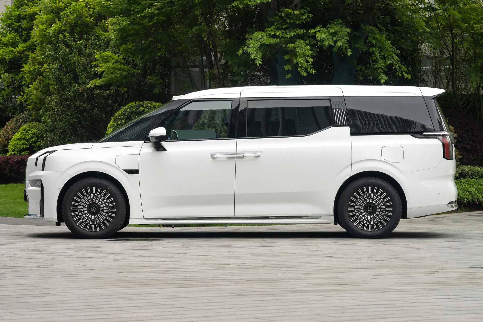  009 6-Seater Ultra+ Executive AWD