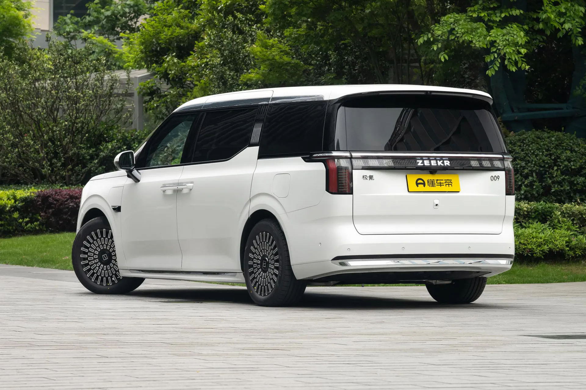  009 6-Seater Ultra+ Executive AWD