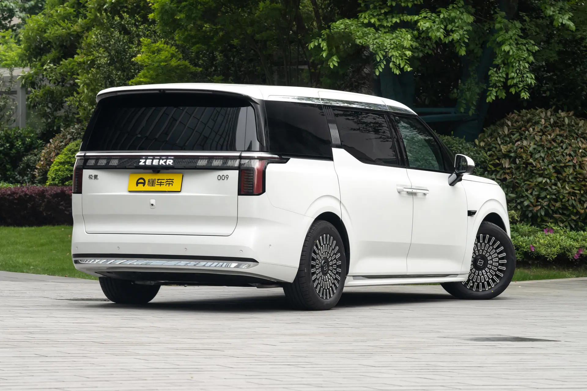  009 6-Seater Ultra+ Executive AWD