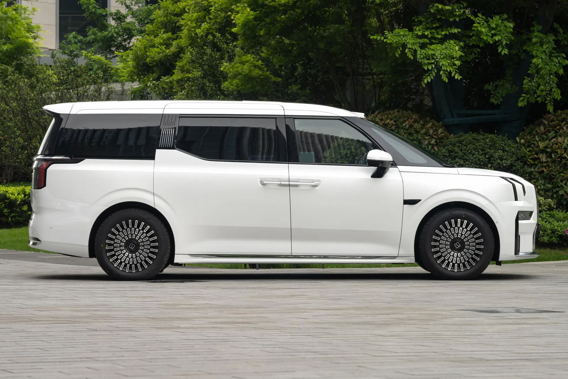  009 6-Seater Ultra+ Executive AWD