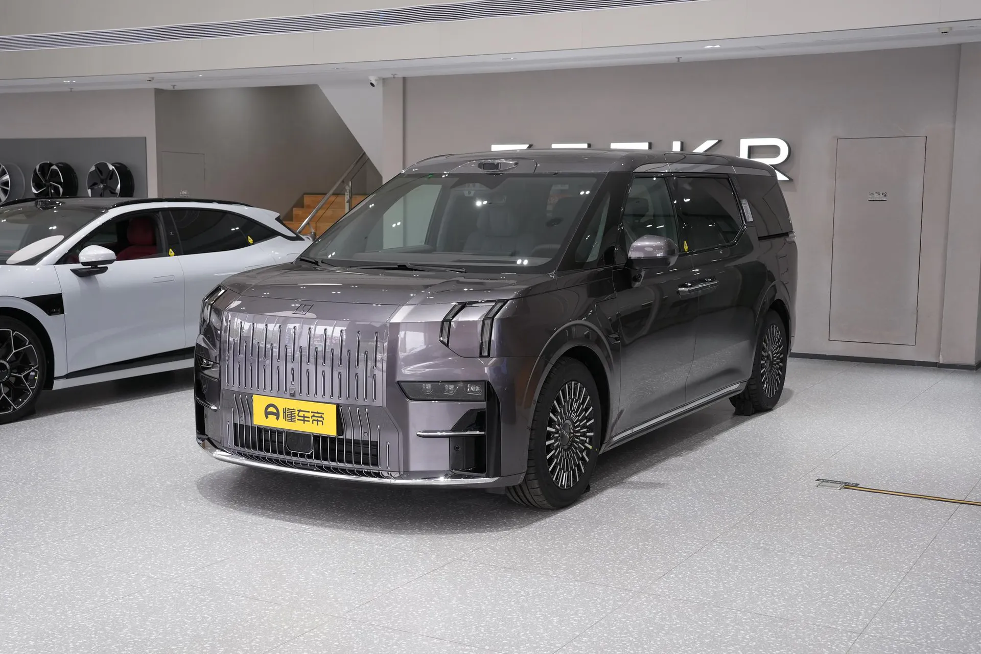  009 7-Seater Aisle RWD 108kWh