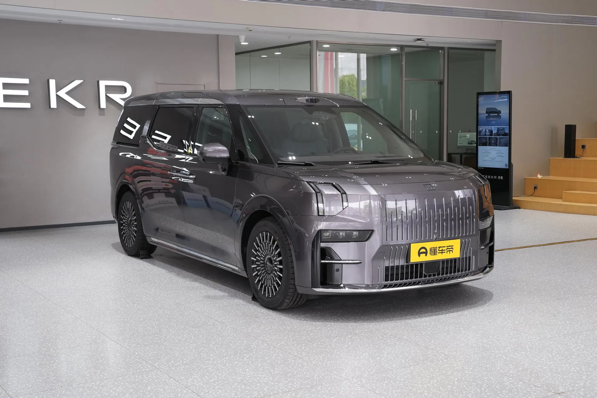  009 7-Seater Aisle RWD 108kWh
