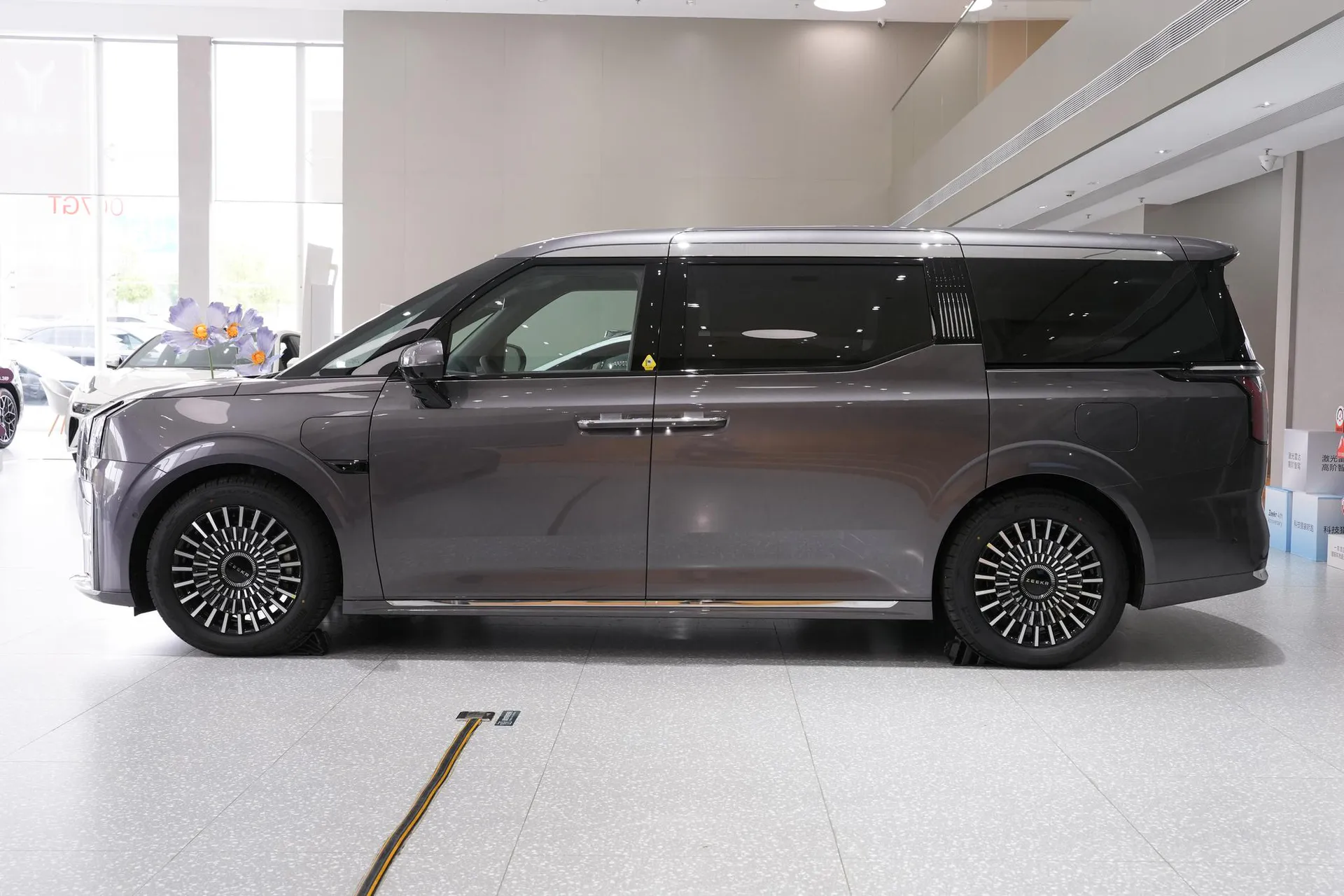  009 7-Seater Aisle RWD 108kWh