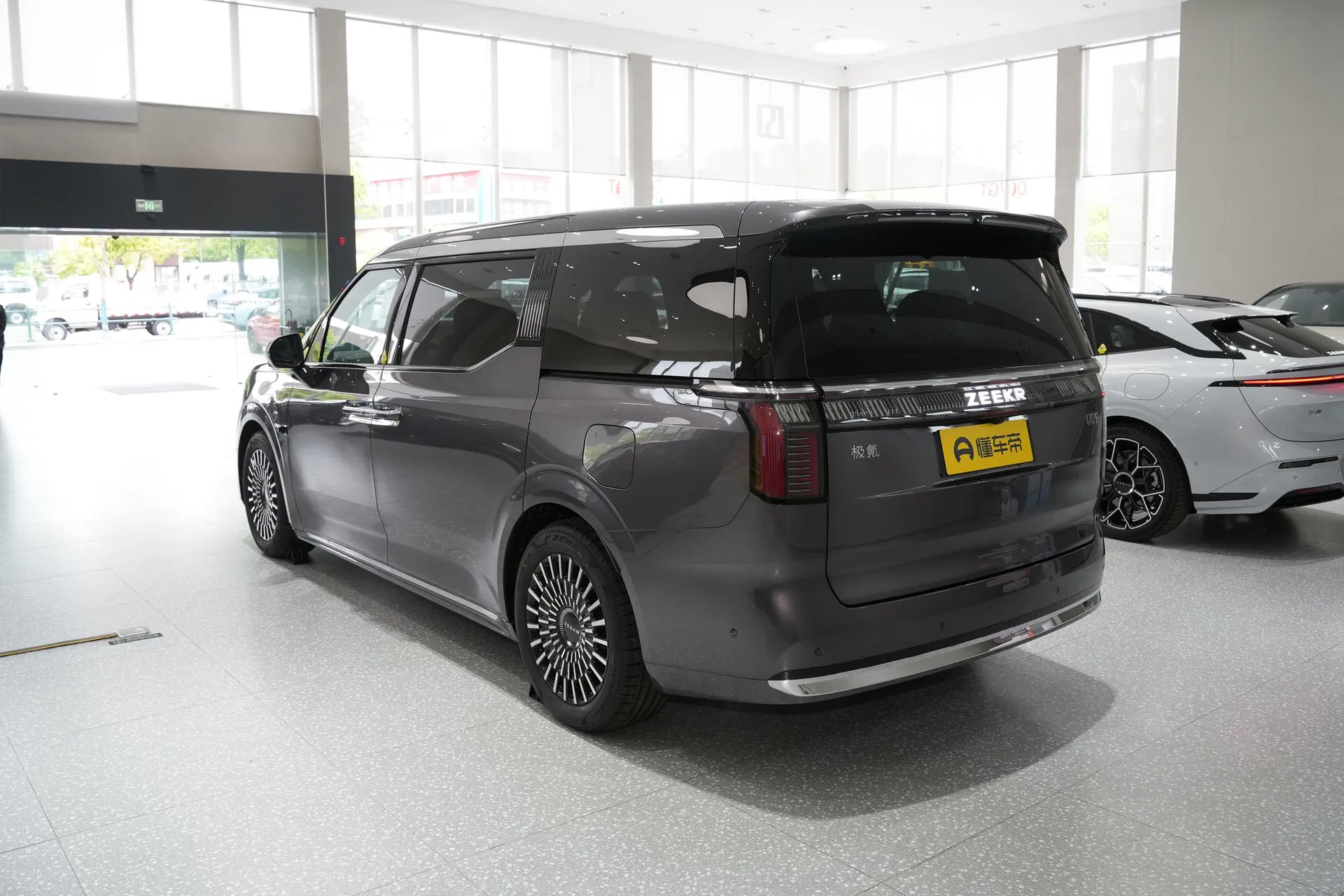 009 7-Seater Aisle RWD 108kWh