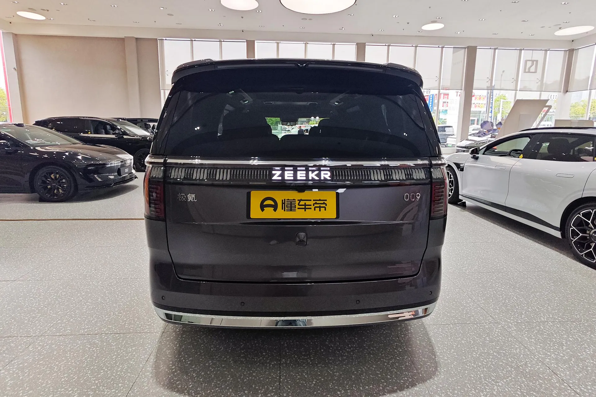  009 7-Seater Aisle RWD 108kWh