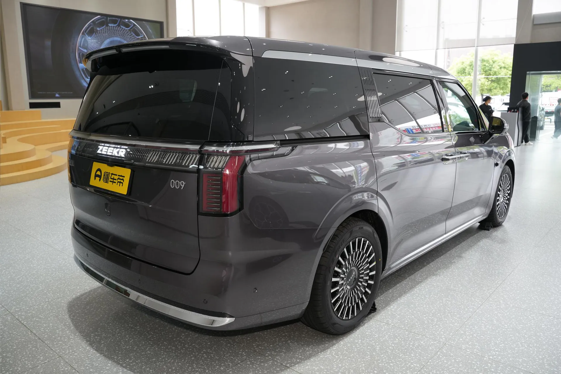  009 7-Seater Aisle RWD 108kWh